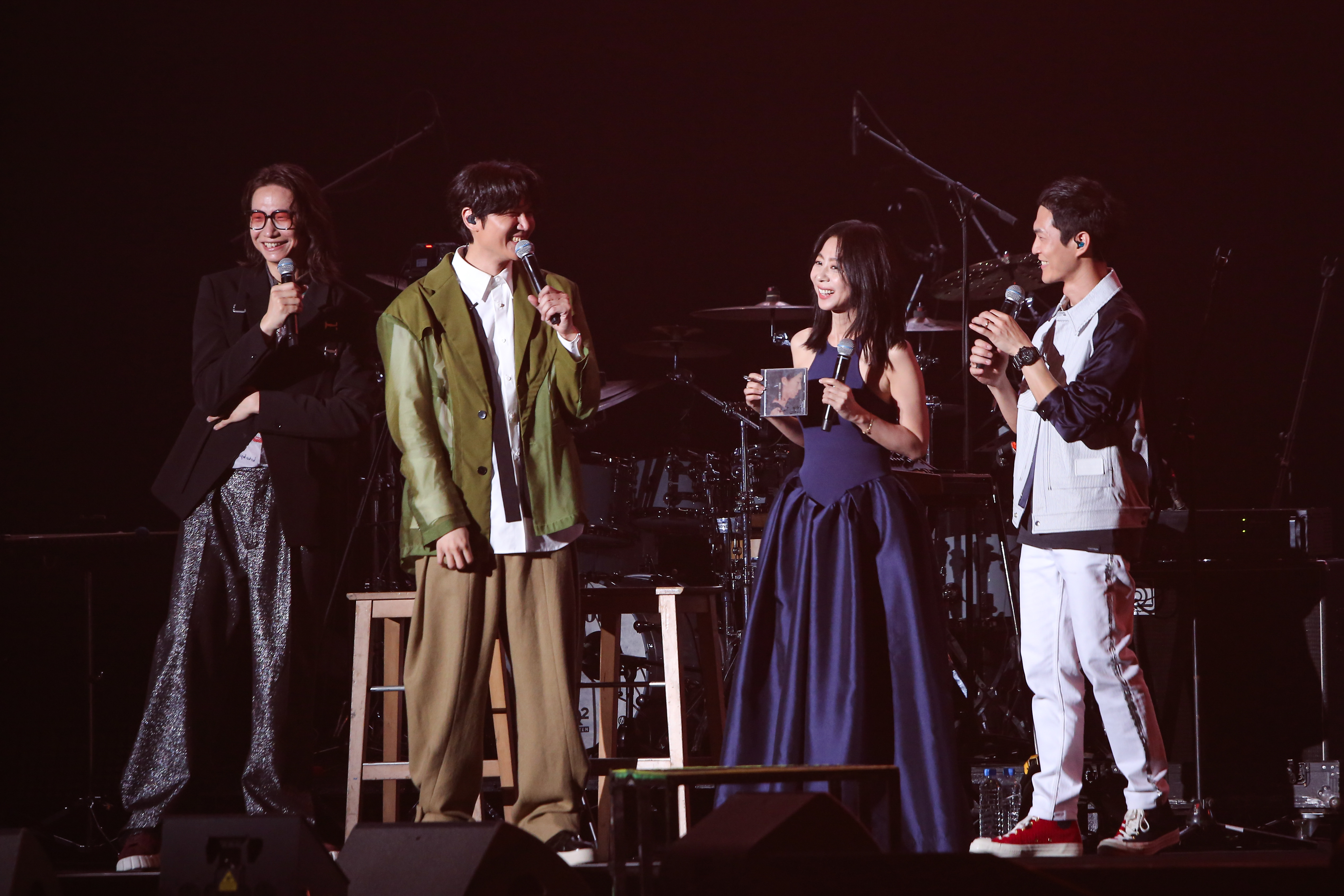 陳綺貞擔任宇宙人演唱會嘉賓，宇宙人秒變小歌迷還拿出專輯請陳老師簽名。