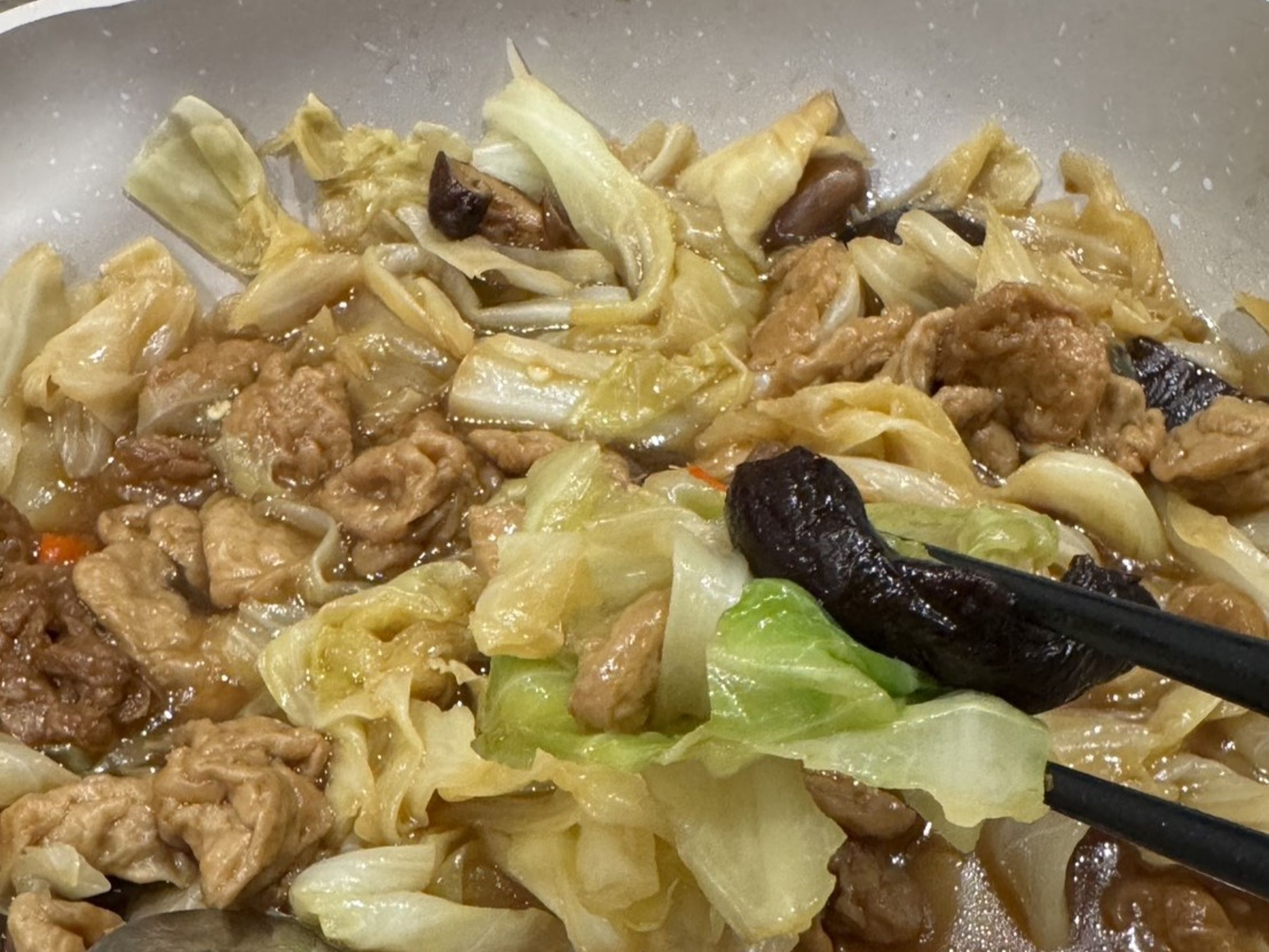 一名網友分享,他把高麗菜加入麵筋一起料理,味道讓他十分驚豔。(翻攝臉書社團「我愛全聯-好物老實説」)