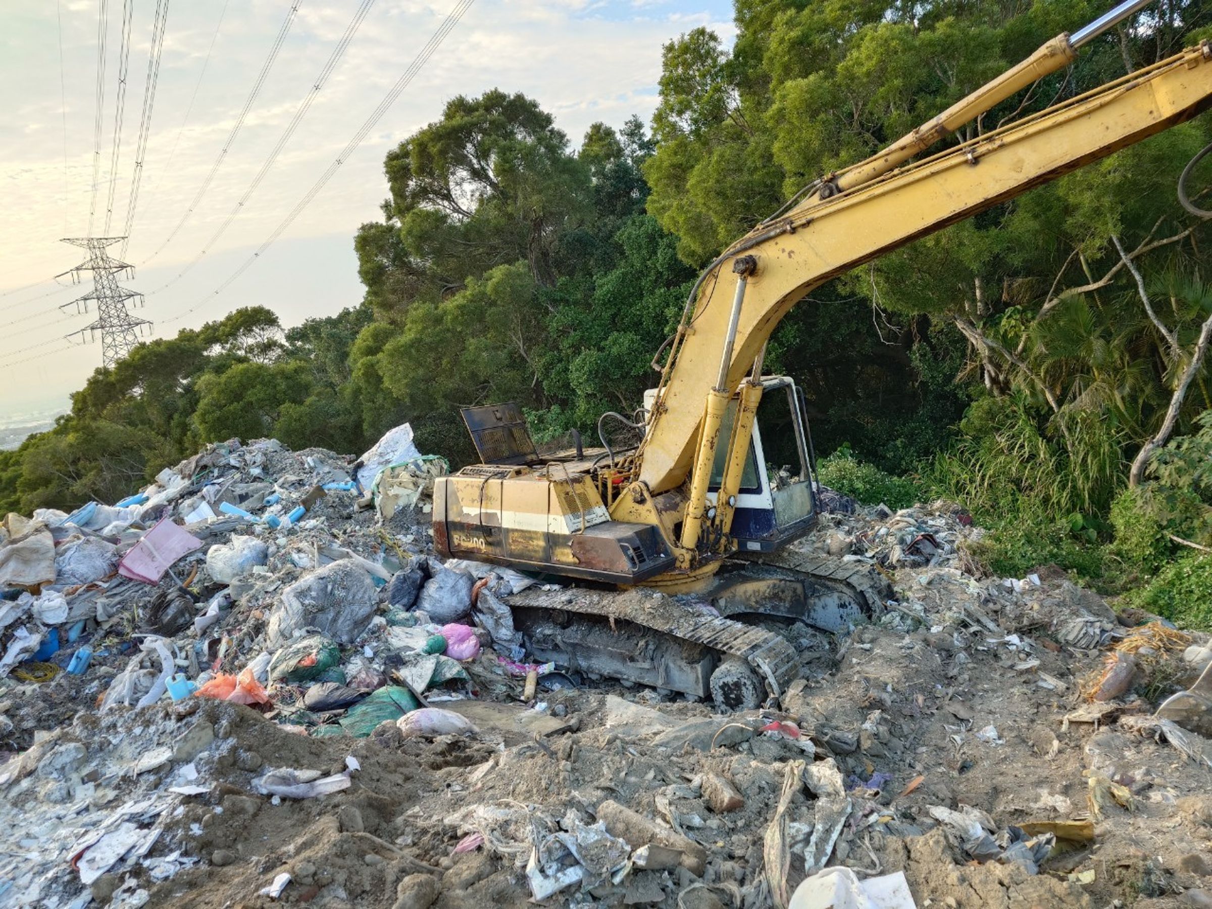 台中苗栗「營建廢棄物」非法傾倒亂象嚴重。(中檢提供)