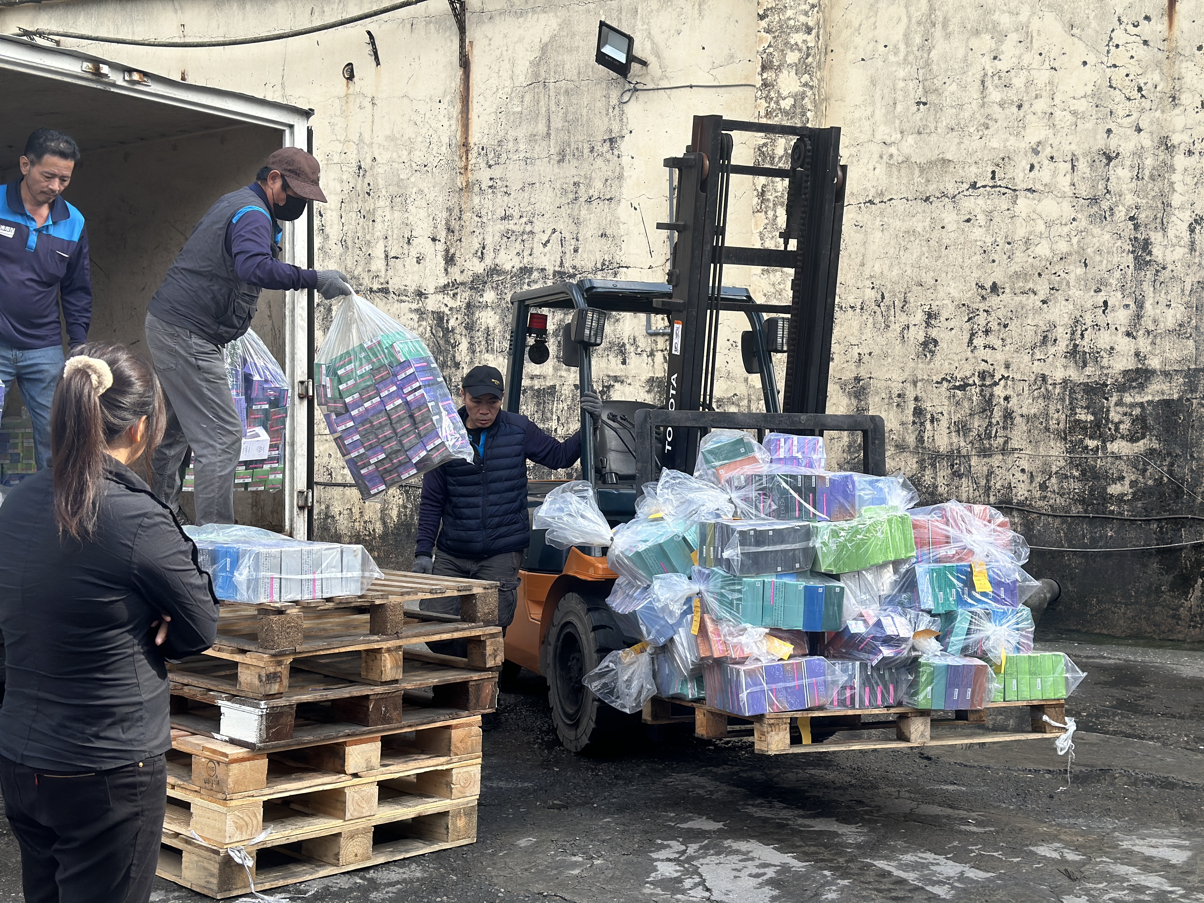 新北市衛生局提醒，目前電子煙及加熱菸均不得輸入及使用等，民眾開心出遊也要守住荷包，不帶違法產品入境，否則最高可處500萬元罰鍰。（新北市衛生局提供）