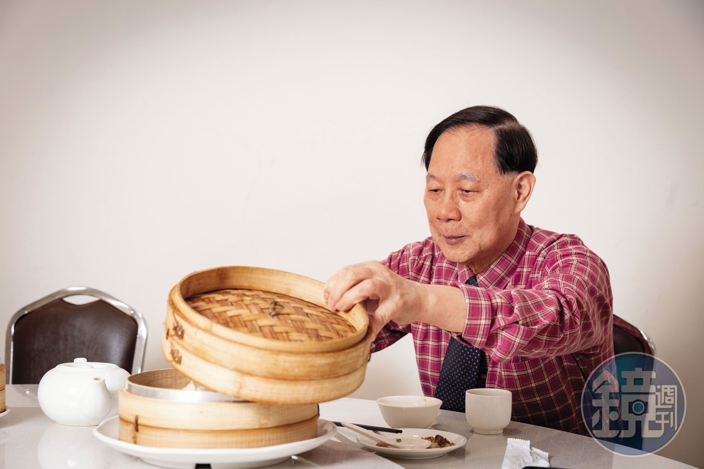 葉漢根夾完小籠包便蓋上蒸籠蓋,就怕涼了。