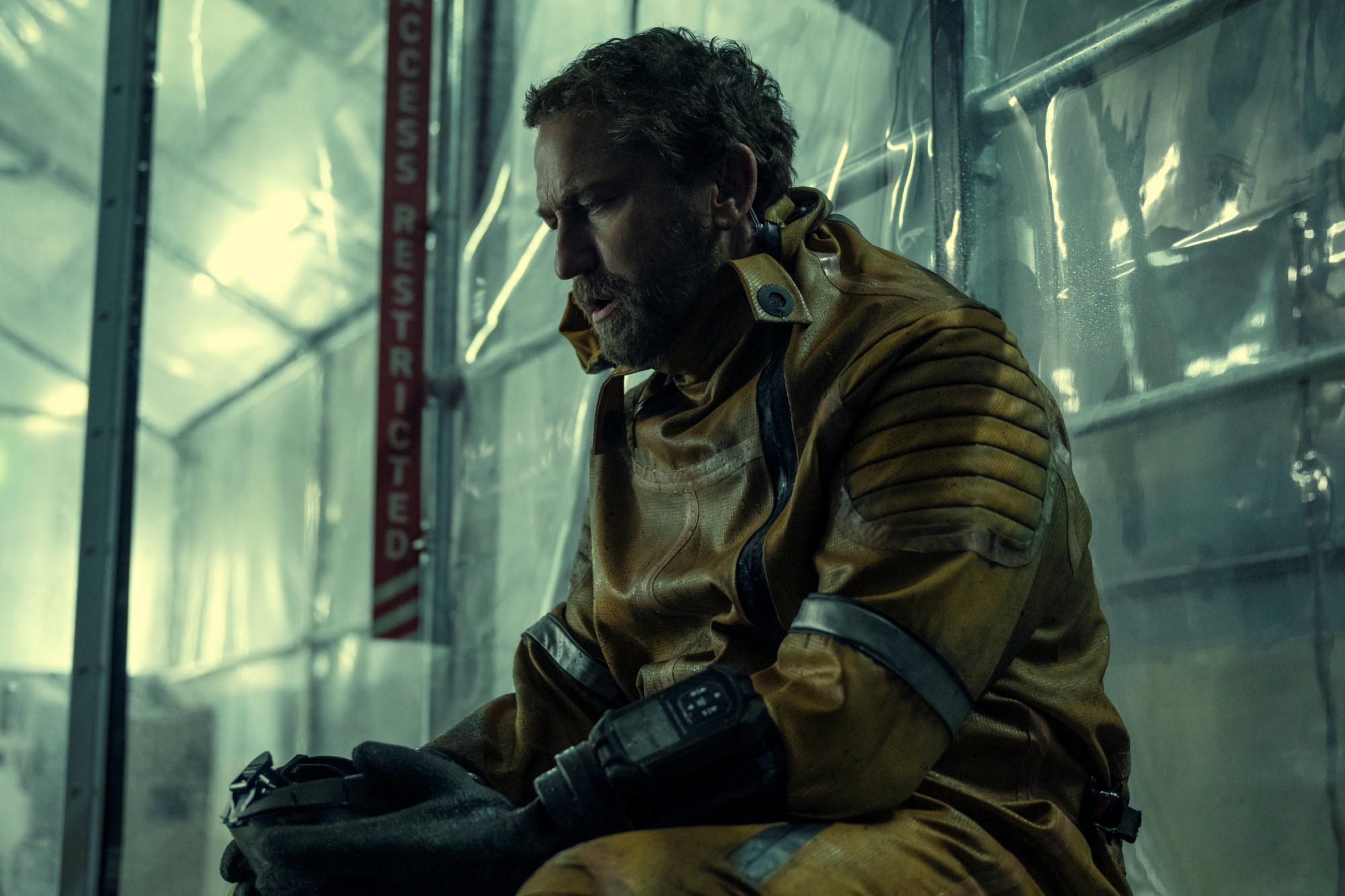 傑瑞德巴特勒回歸《天劫倒數2:大遷徙》,飾演逃過地球浩劫的蓋瑞提,面對避難所外頭的未知世界,嘗試逃往前往尚未被污染的地方。(車庫娛樂提供)