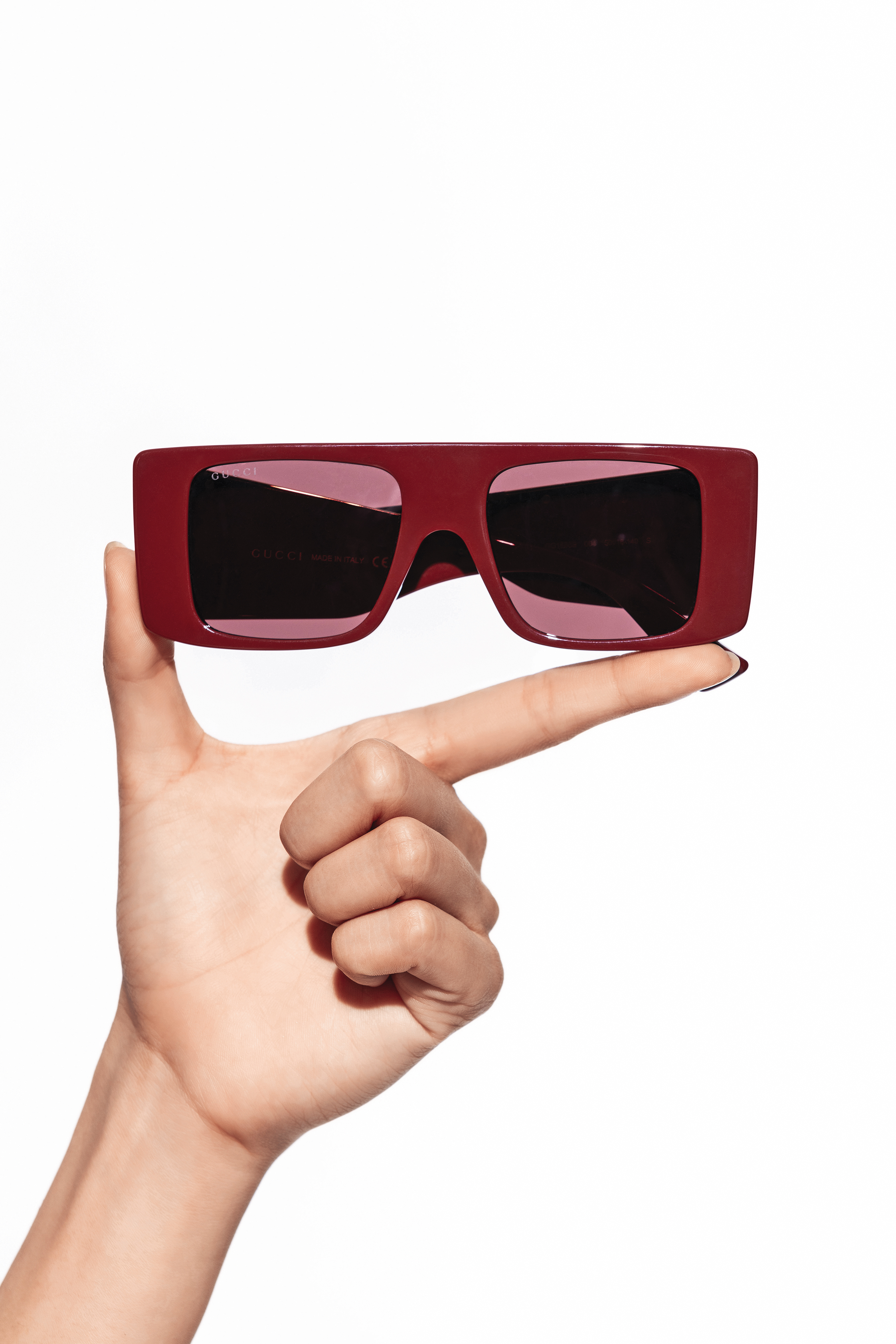 酒紅色太陽眼鏡 NT$19,300  by Gucci。