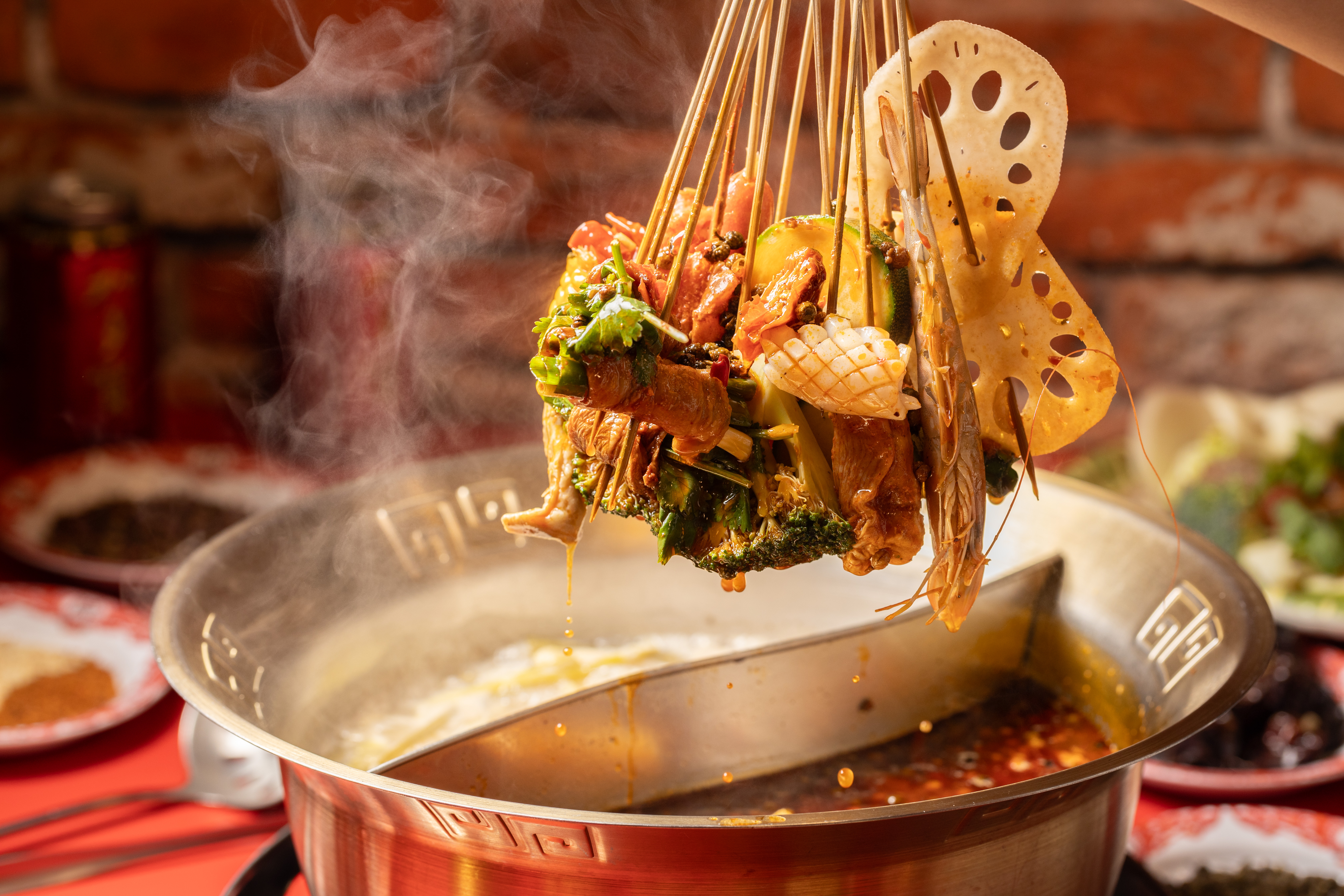 擼吉霸的「單鍋」與「鴛鴦鍋」為均一價，辣的有紅湯麻辣鍋或重油麻辣鍋；白湯有豚骨養生鍋及東北酸菜白肉鍋2種選擇。（388元／鍋）