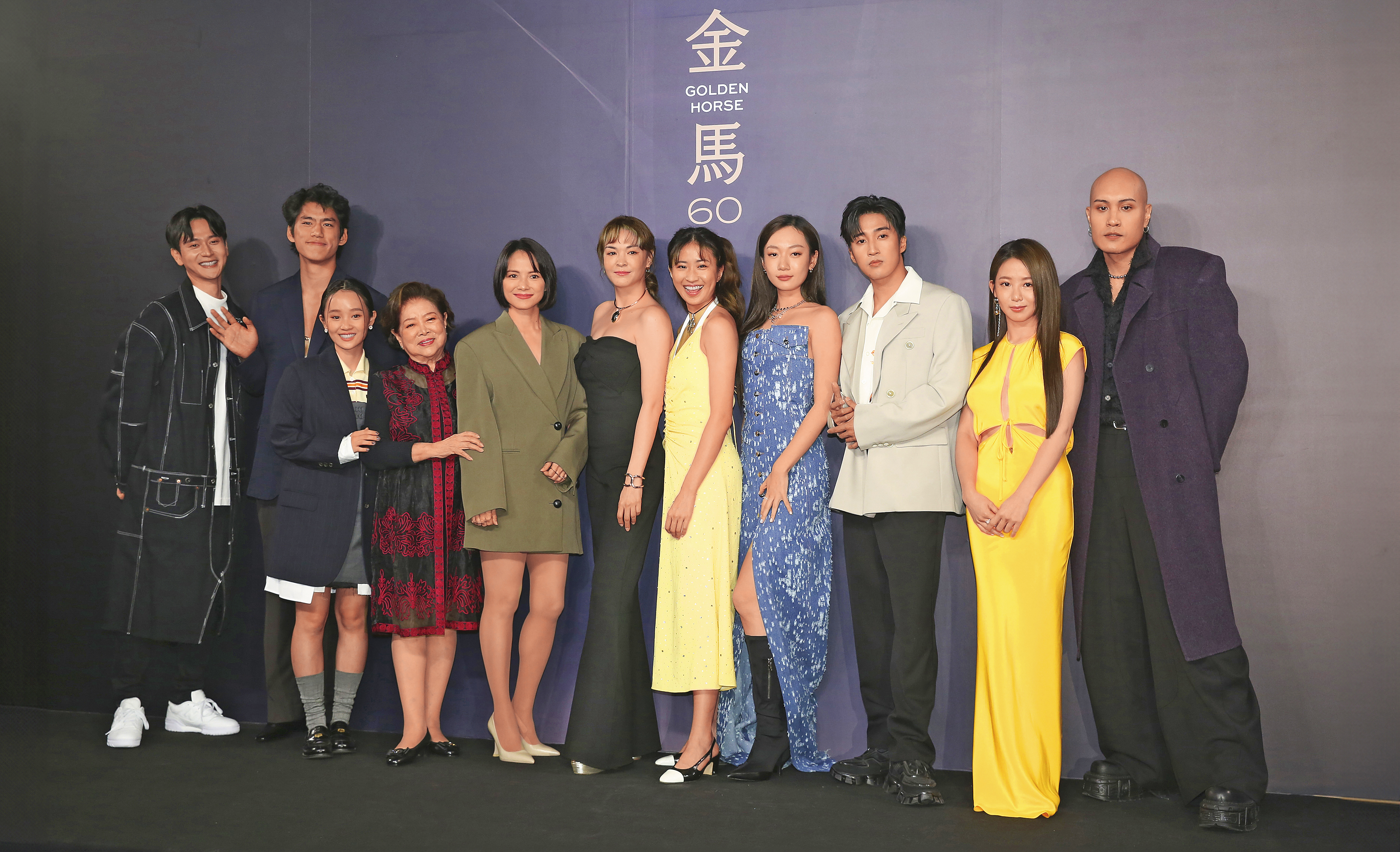 朱軒洋（左2）、吳卓源（右4）出席金馬影展閉幕片《愛情城事》媒體活動，當時兩人站得很遠，有說法他們是合作《搜查瑠公圳》才擦出愛火。