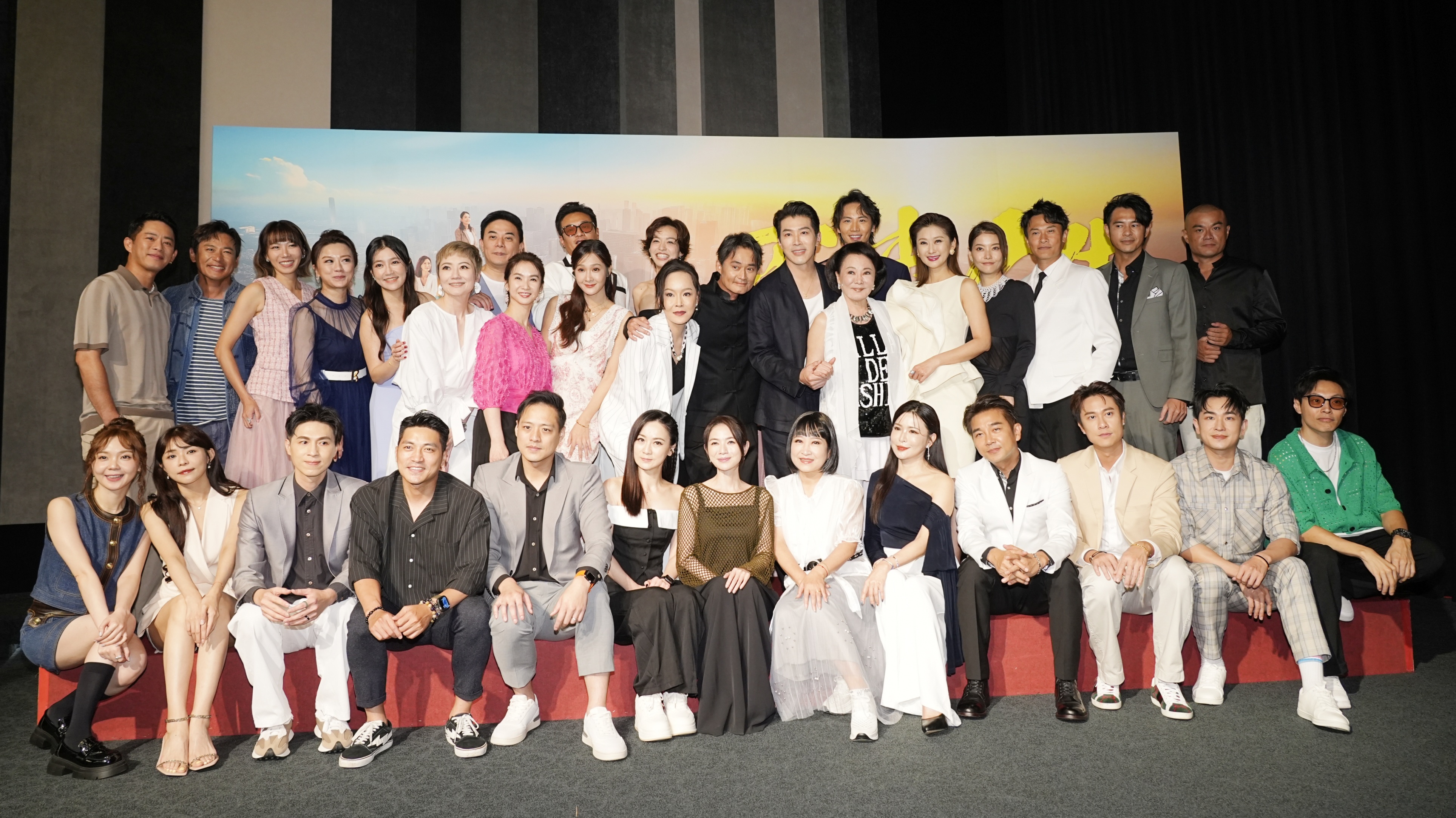 《百味人生》首映記者會演員陣容龐大，大牙（周宜霈）離婚後首露面。