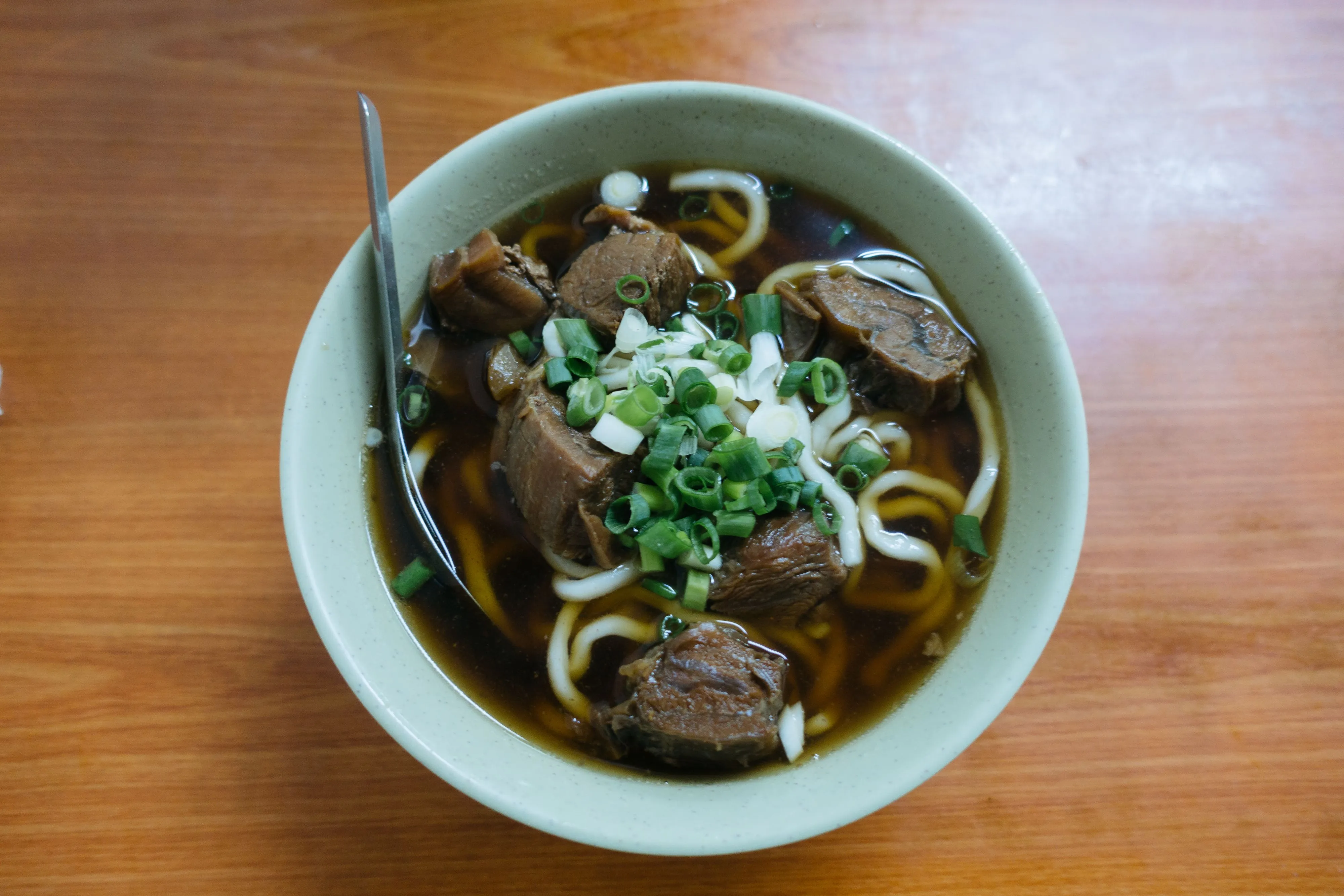 米其林必比登牛肉麵店抓包員工偷錢176次　法院1原因判免再賠20萬