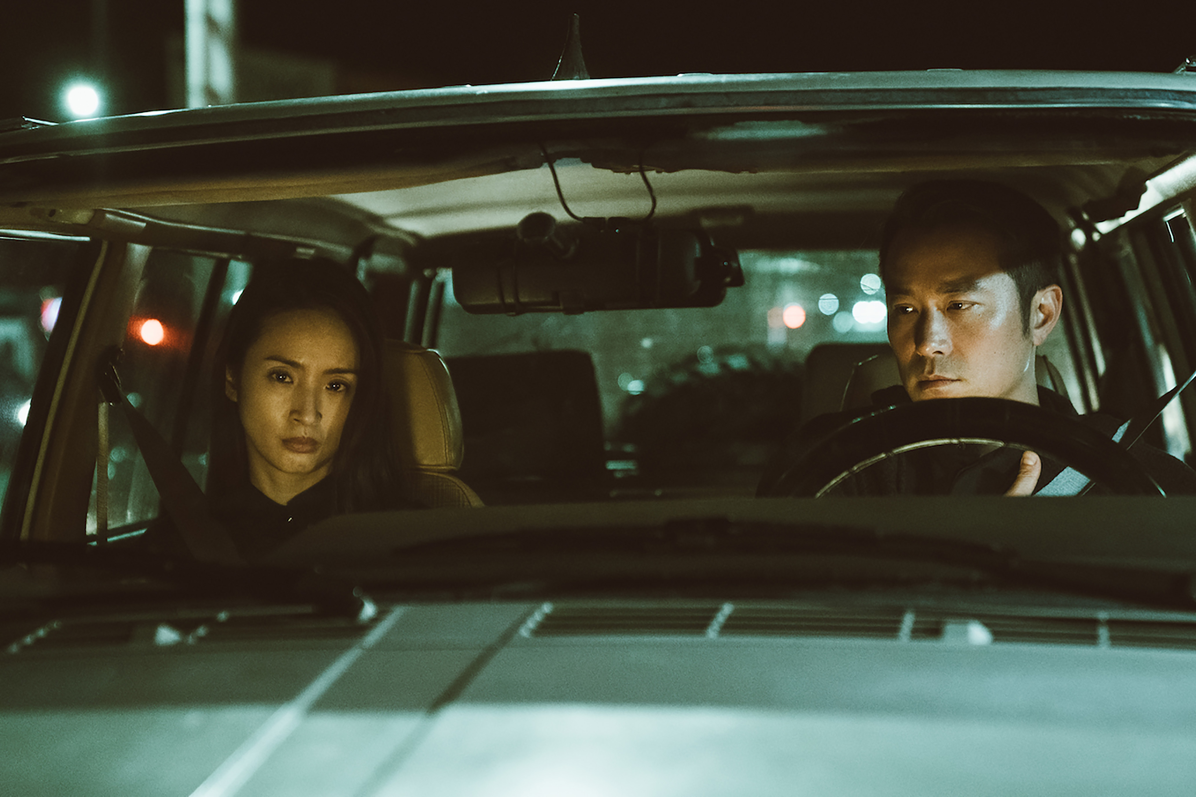 林依晨(左)在車內的情緒失控戲,讓張孝全(右)印象深刻。(風起娛樂提供)