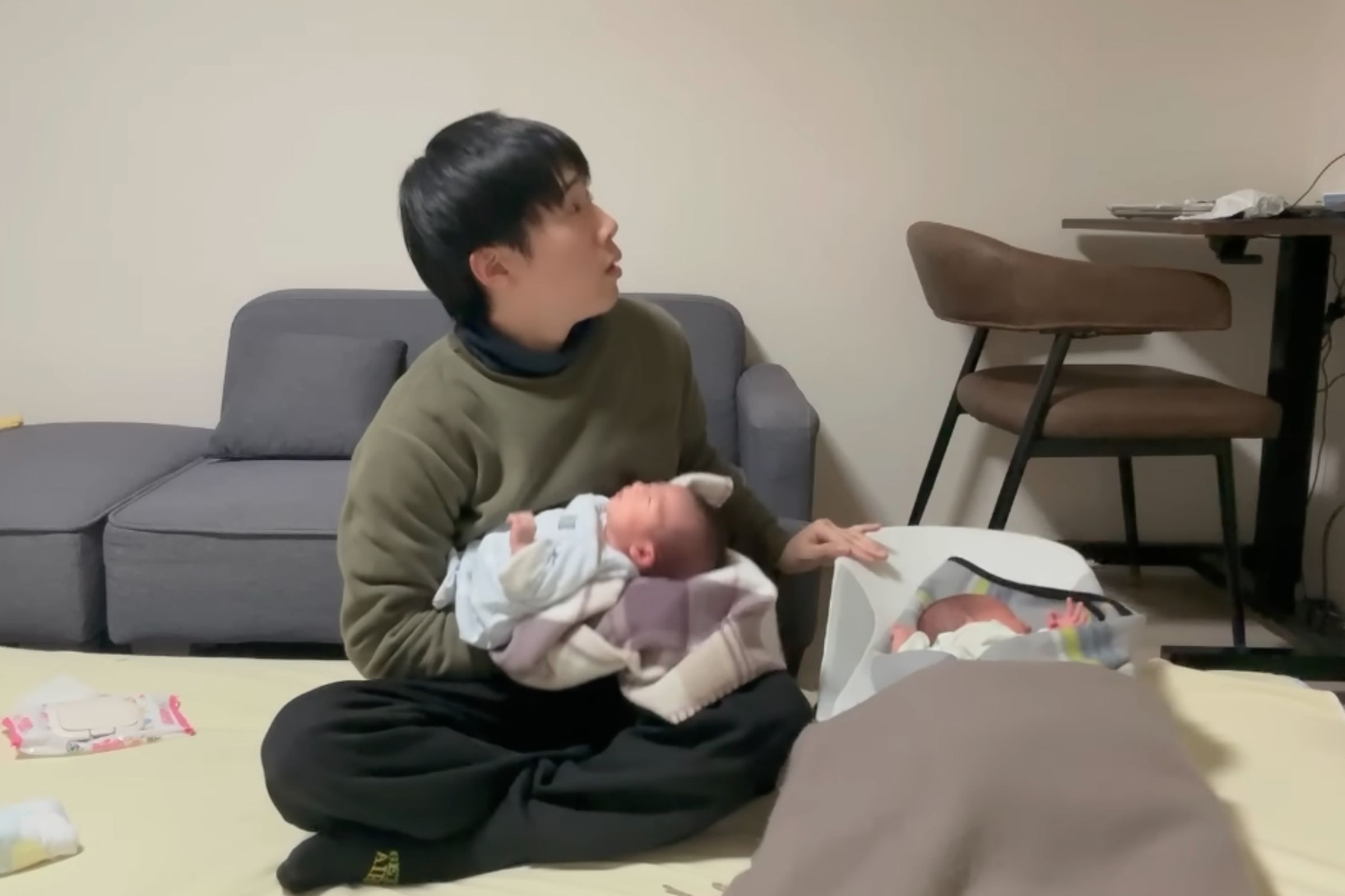 日本男子Hiro扛起了照顧雙胞胎姪子的夜班責任，其行為體悟讓許多人動容。（翻攝自 ひろの日陰暮らし YT）