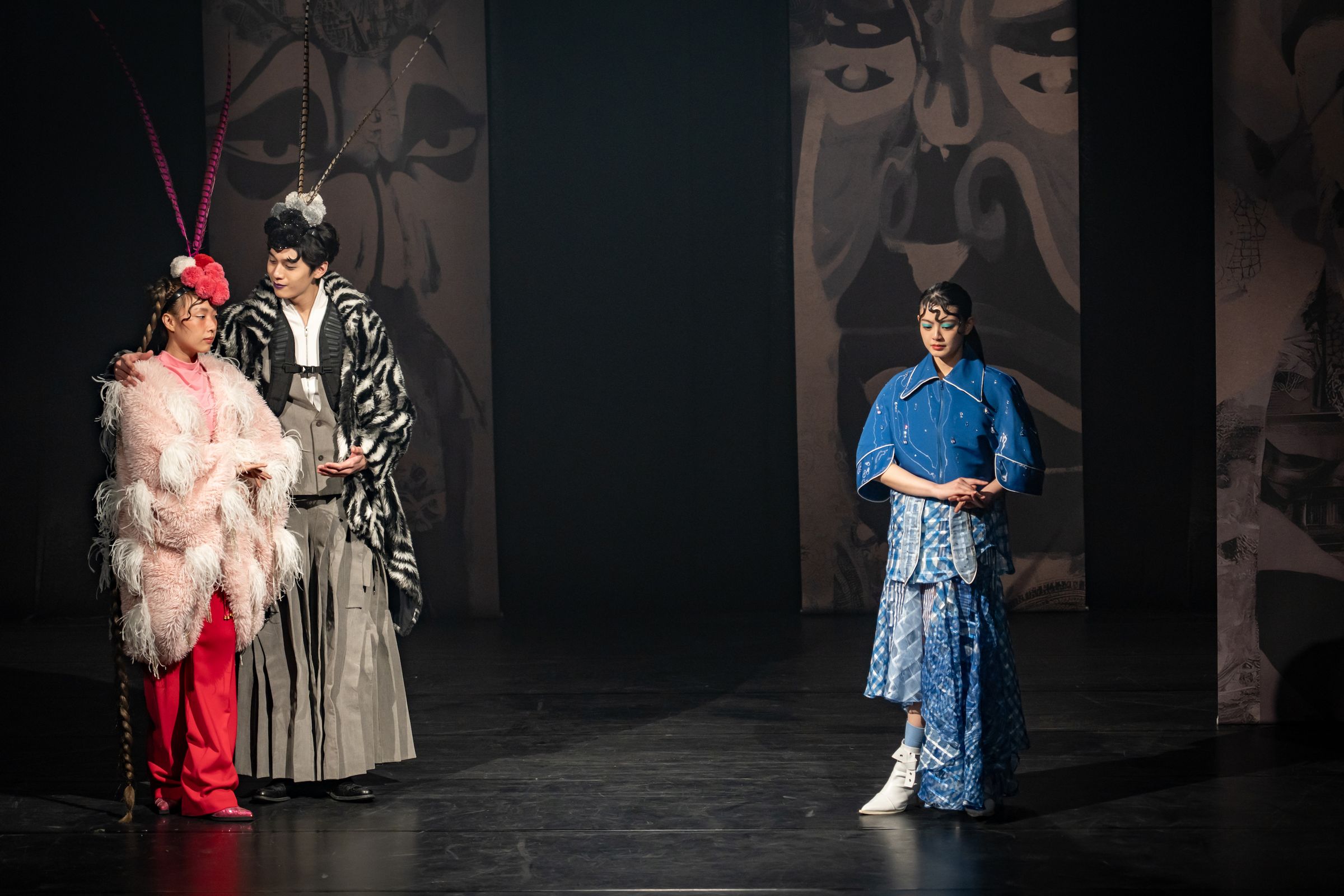 「昆蟲系美少女戰隊」李雪與顏廷儒頂著誇張長鬚，與陳昱廷在舞台上火熱對戲。(風暴國際提供)