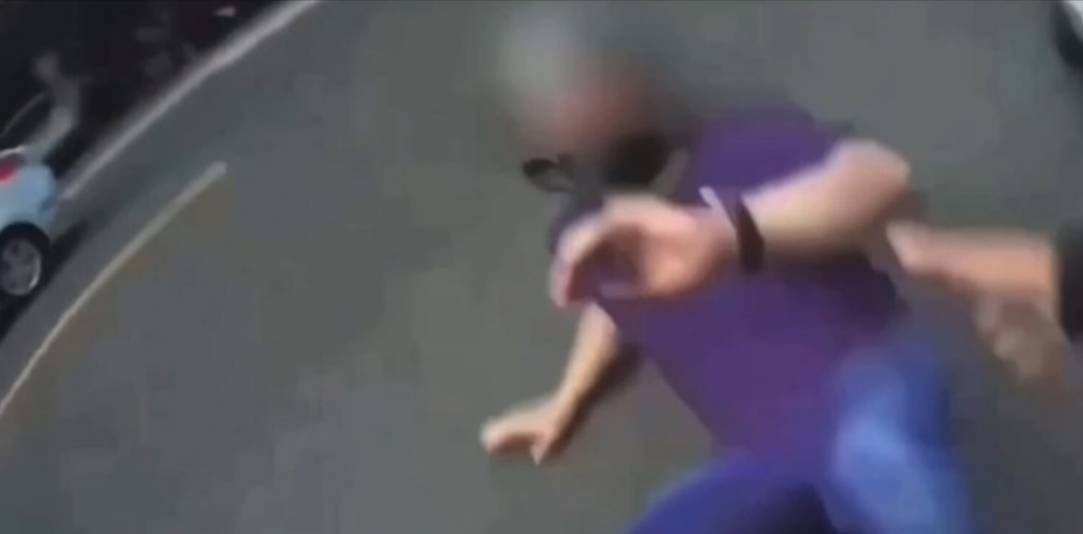 高雄市一名李姓男子行經高雄市鳥松區本館路附近時闖紅燈逃逸，自撞路邊停放車輛，最後遭警方制伏。（翻攝畫面）