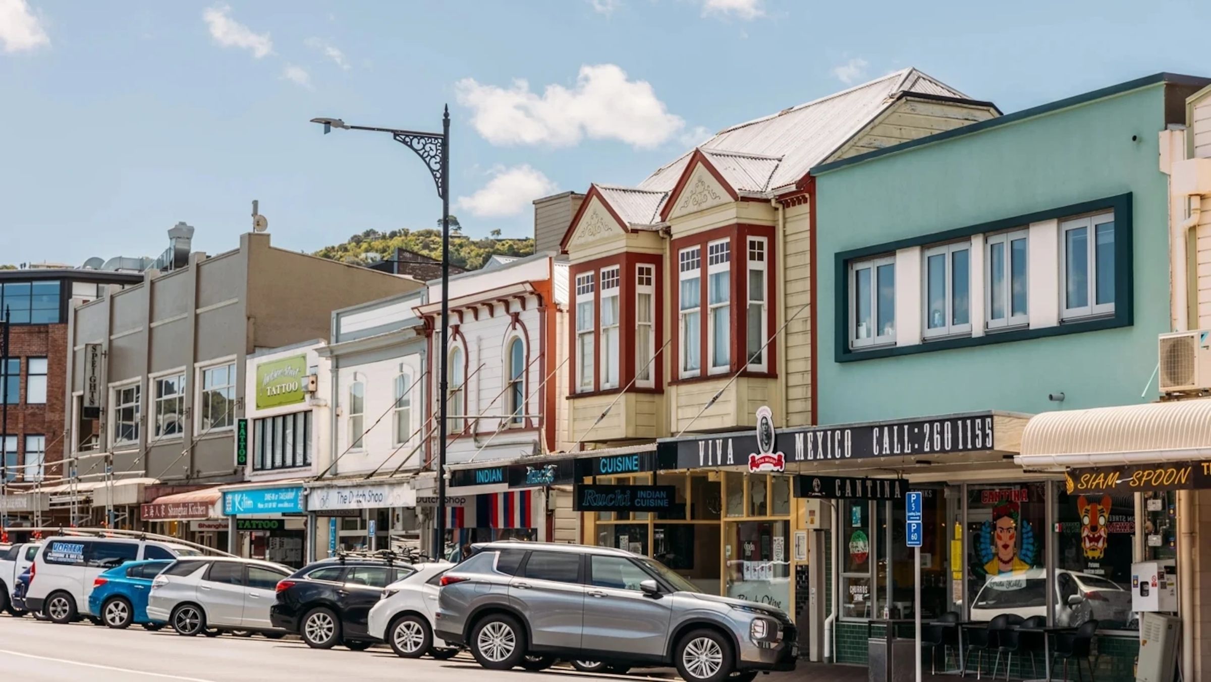佩托尼的Jackson Street全長約800公尺,沿街聚集超過60間店家,從咖啡館、異國料理到特色食品與設計選物,沒有大型商場的匆忙感,適合一路散步、邊走邊逛。(翻攝自紐西蘭觀光局官網)