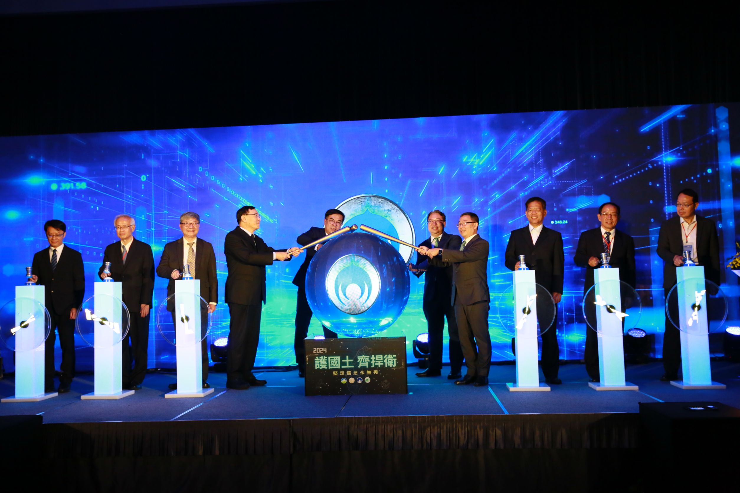 行政院政務委員林明昕特別頒獎給10位偵辦國土保育及環保犯罪有功人士，並與法務部、環境部及農業部等官員合影，宣示政府對守護國土、打擊犯罪決心。（高檢署提供）