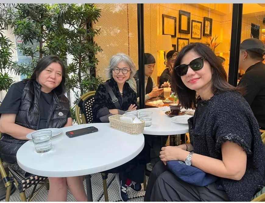 鍾楚紅（右）低調現身台北，與邱瓈寬等人悠閒喝下午茶，有路人要求合照也露出親切笑容配合。（翻攝自Melissa Hwang臉書）