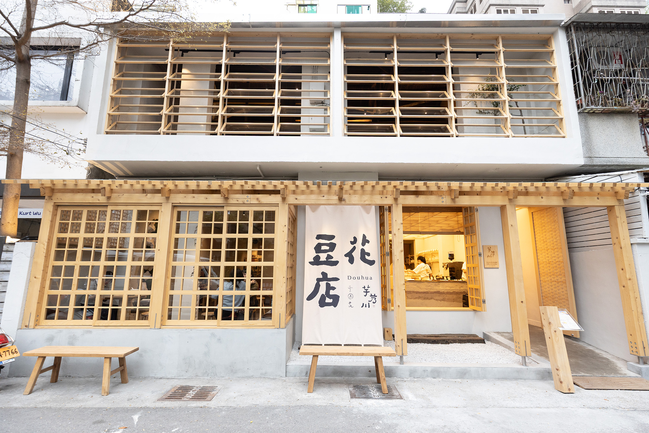 位於台中草悟道的「芋艿川豆花店」，將2棟老屋打通，設計成2層樓的日系空間。
