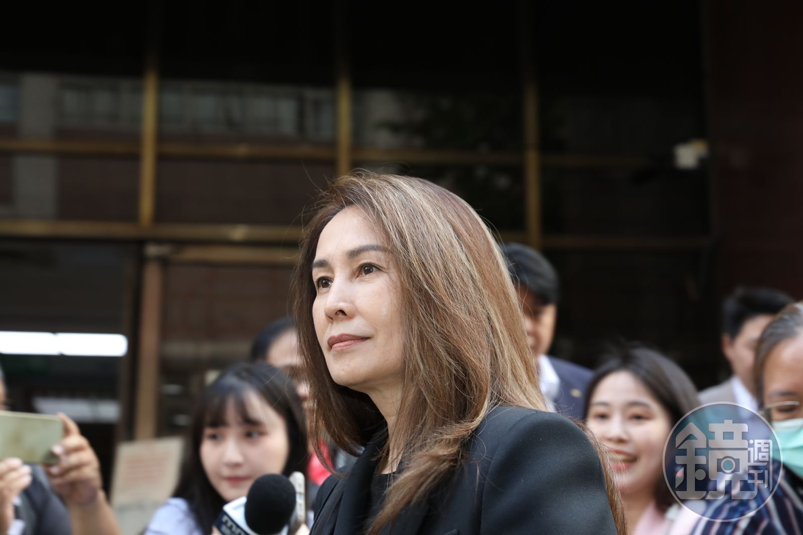 高金素梅出庭針對詐領助理費等案全否認犯罪,並將責任推給已逃亡的大帳房張俊傑。