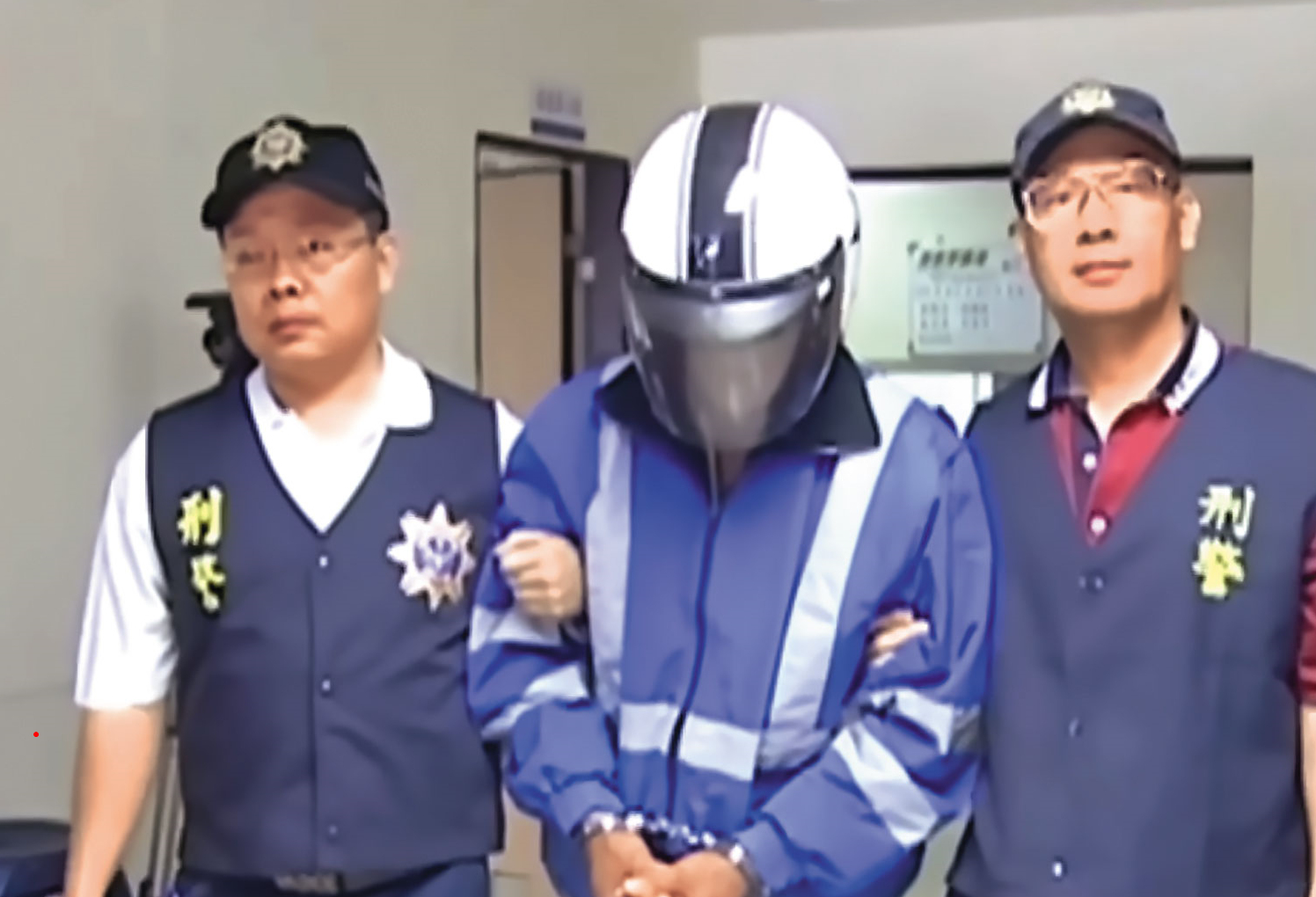 陳東榮（右）逃亡近25年，直到追訴時效屆滿前10天才被逮捕。（翻攝東森新聞）