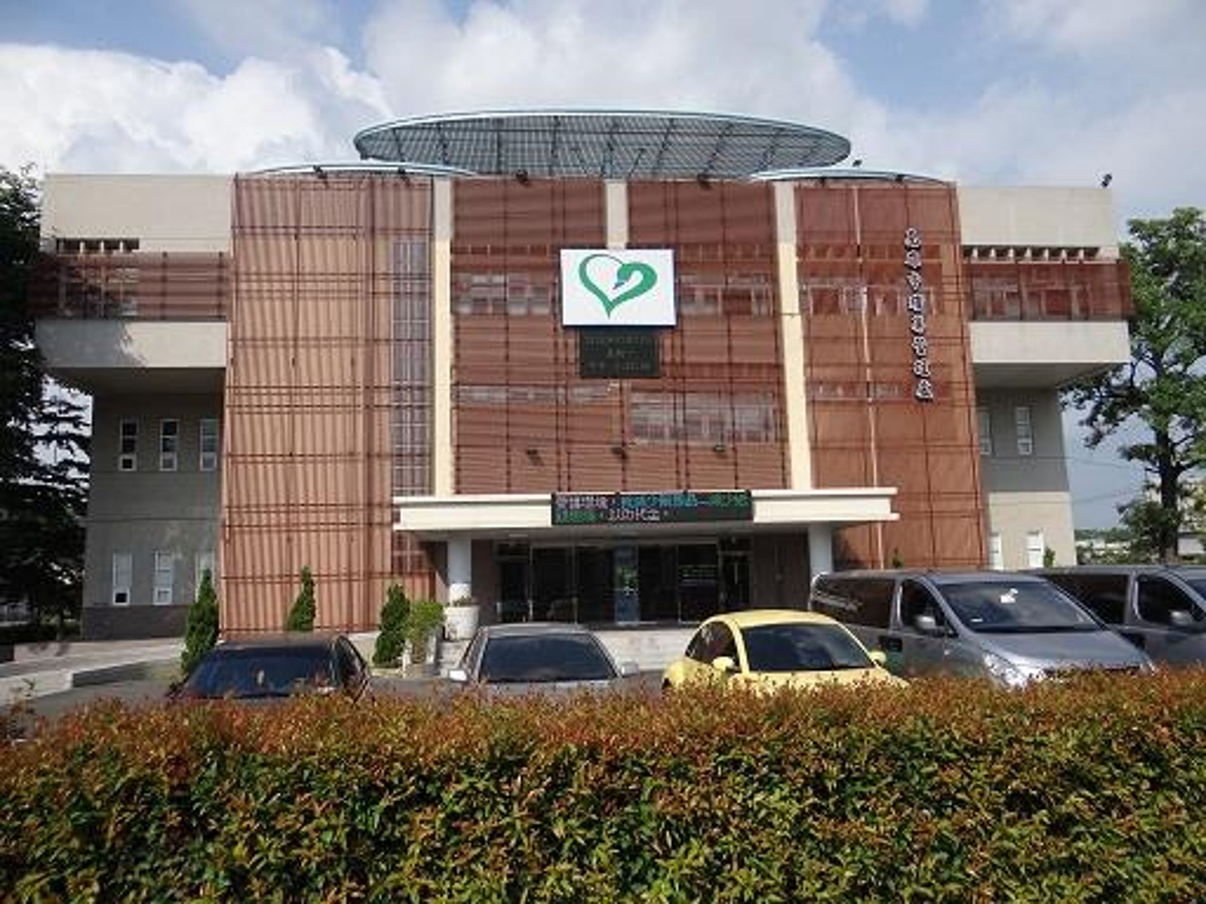 高雄市殯葬處的沈姓、吳姓技工，被控向多名殯葬業者索取每具大體1千至2千元不等紅包，協助插隊火化。（翻攝高雄殯葬處官網）