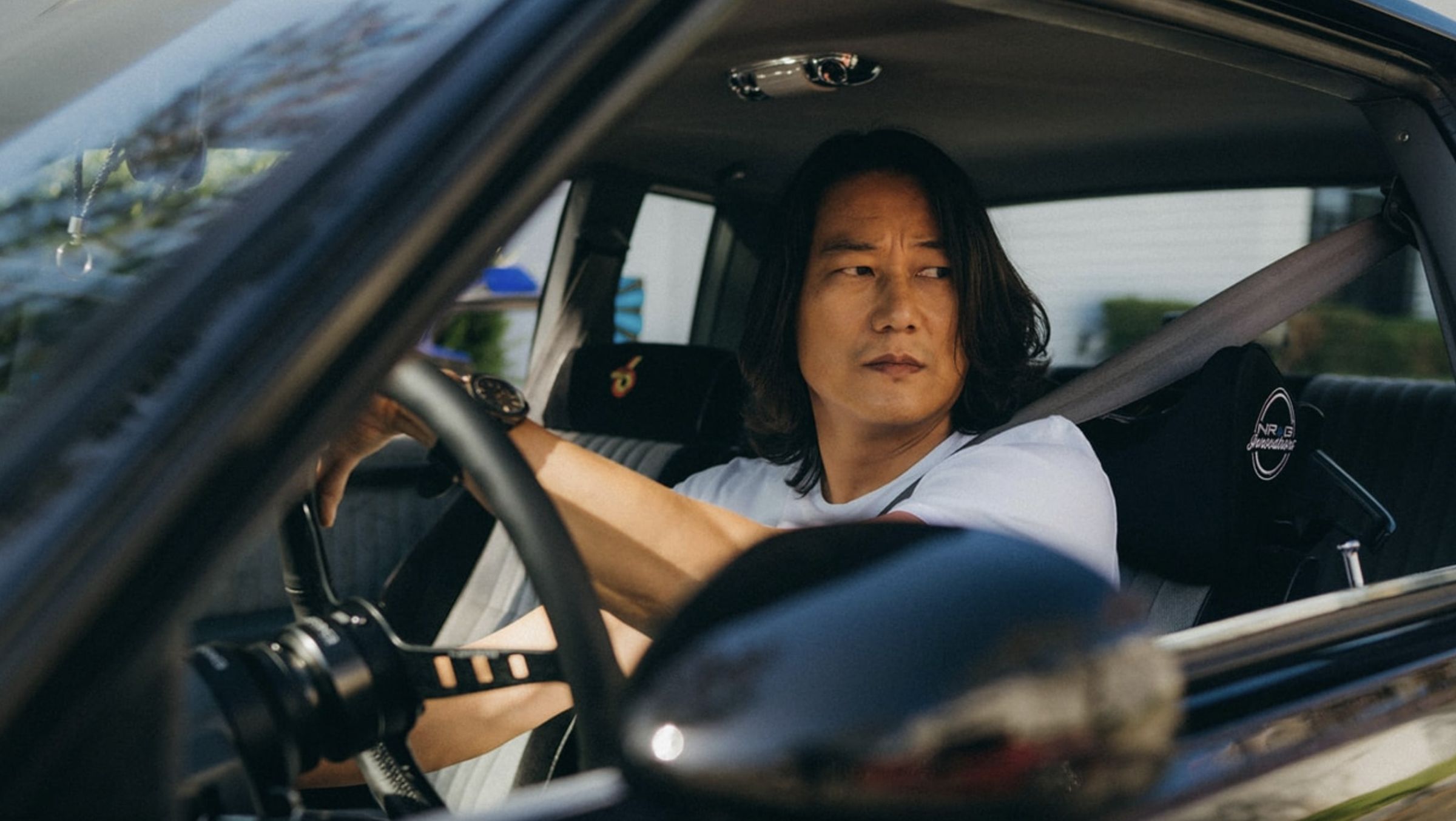 姜成鎬暫時放下「韓哥」的身分，化身《姜成鎬狂野時速》主持人，帶領觀眾走訪世界各地、探索汽車文化。（Discovery頻道提供）