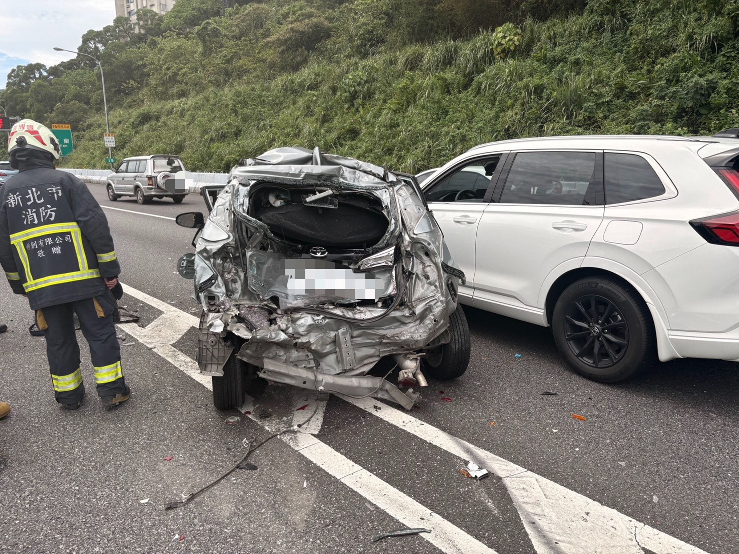 國道3號南下南港段今午發生4車連環追撞事故,一輛轎車被撞到幾成廢鐵。翻攝畫面