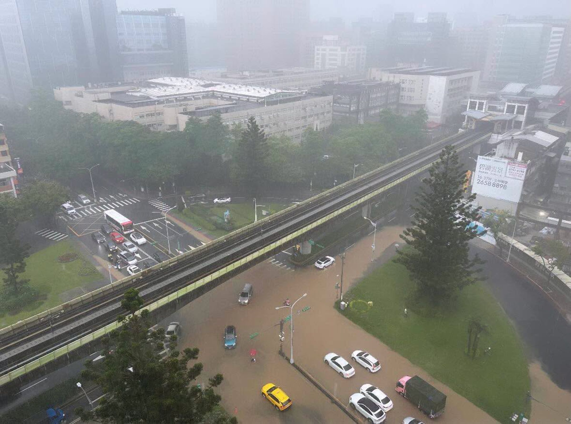 北市內湖區日前大淹水,民進黨痛批蔣萬安口號治理,市政上卻完全不及格。(翻攝高嘉瑜臉書)