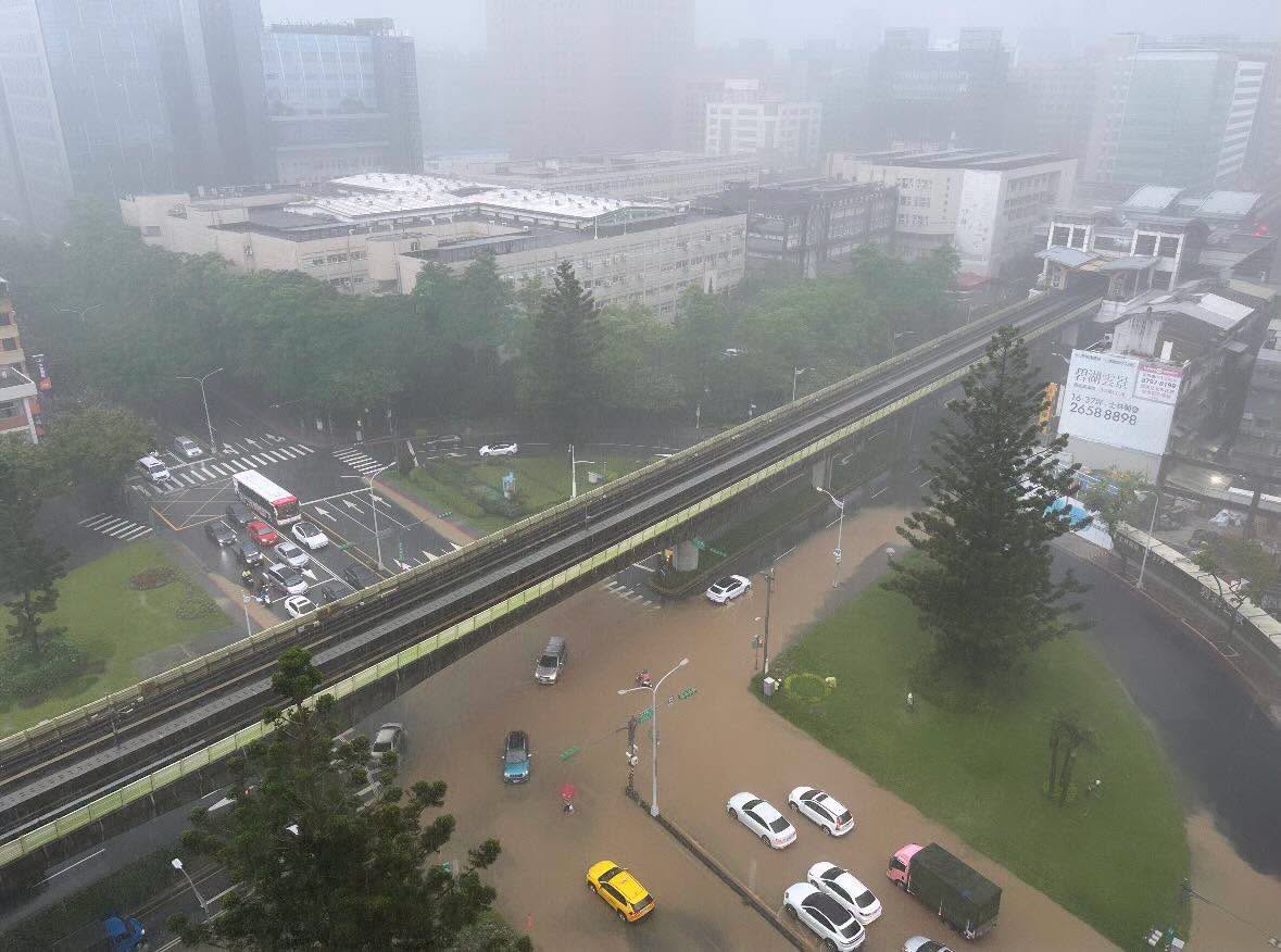 北市內湖區日前大淹水，民進黨痛批蔣萬安口號治理，市政上卻完全不及格。（翻攝高嘉瑜﻿臉書）