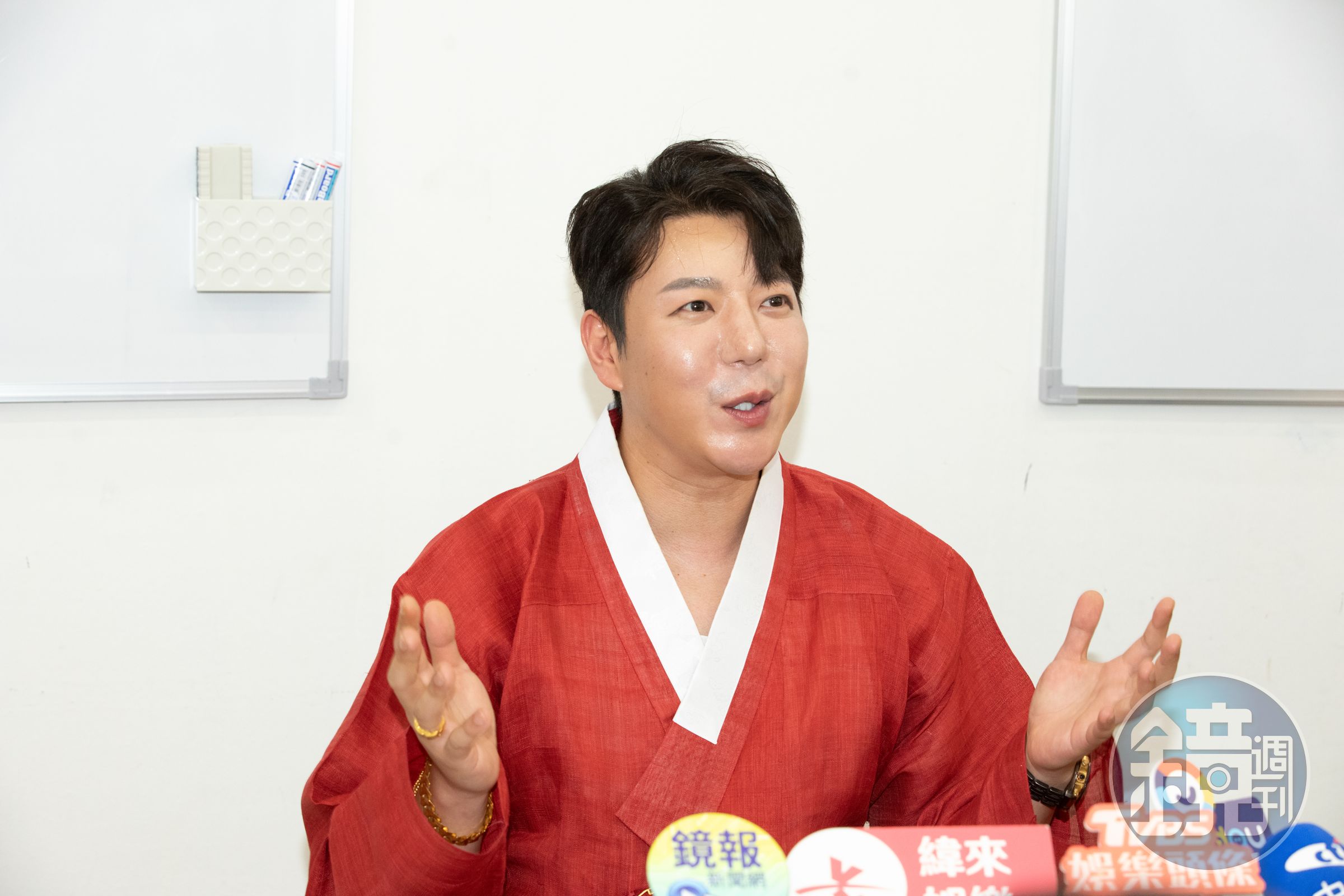 尹大滿對台韓傳統信仰文化交流充滿興趣,看到台灣街頭春聯、神龕等景象,直呼「以前韓國也很常見」。