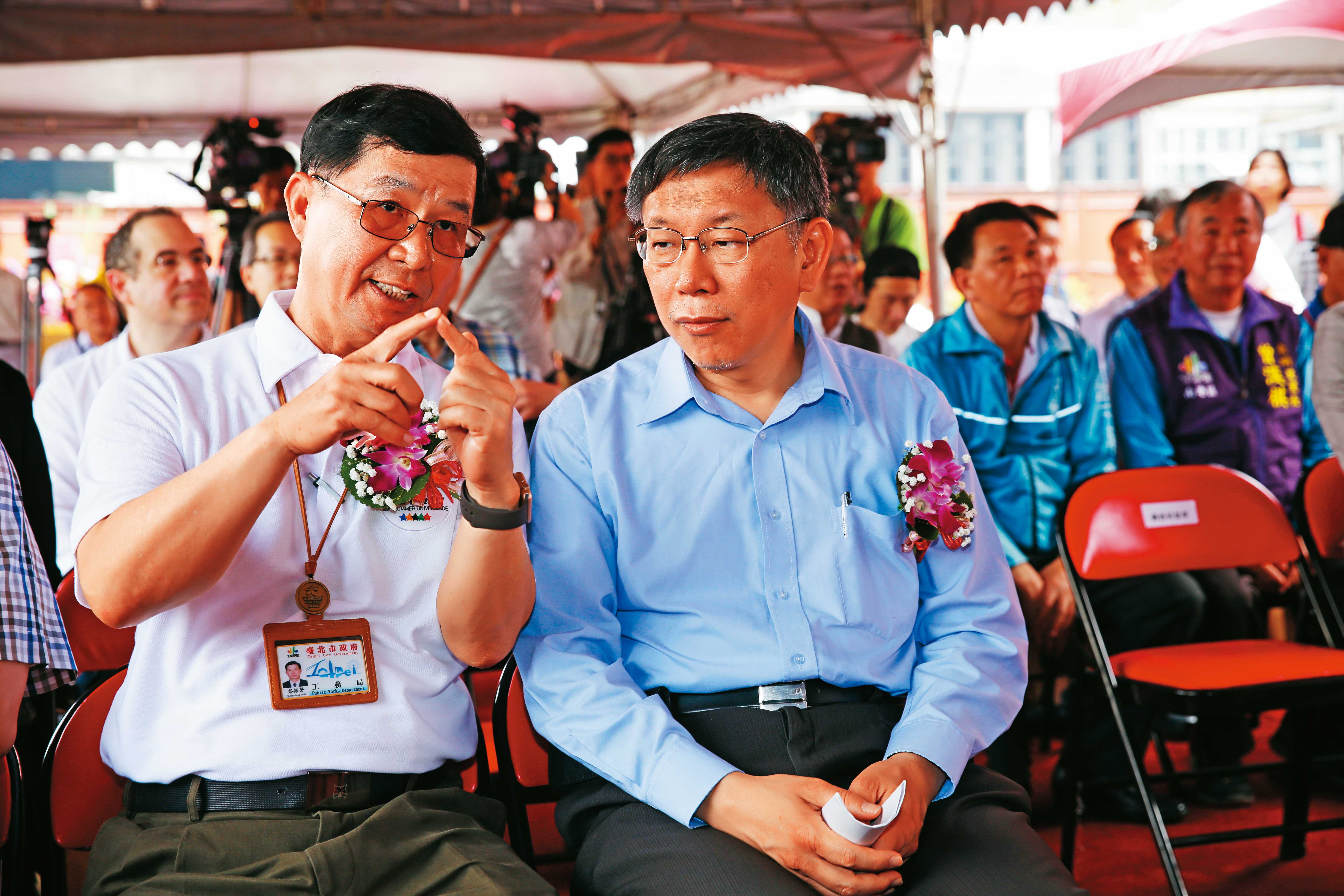 京華城申請及獲容積獎勵時，都委會主委由時任台北市副市長的彭振聲（左）兼任。右為當時市長柯文哲。（攝影組）