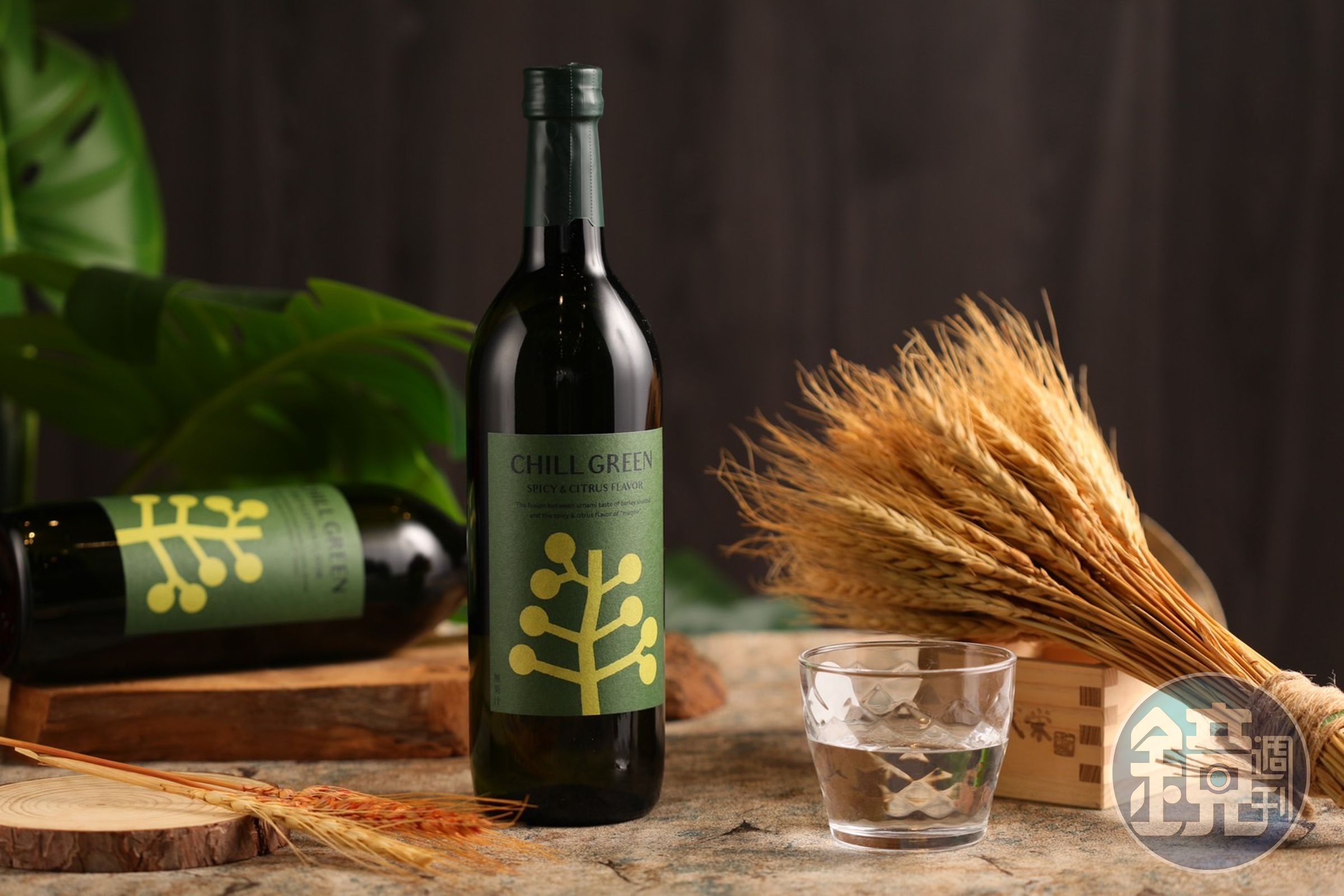 和「DAIYAME 大伊雅美」同為濱田酒造出品的「CHILL GREEN」屬「植物系燒酎」，加入帶有柑橘和花椒辣味的台灣馬告。（990元／720ml）