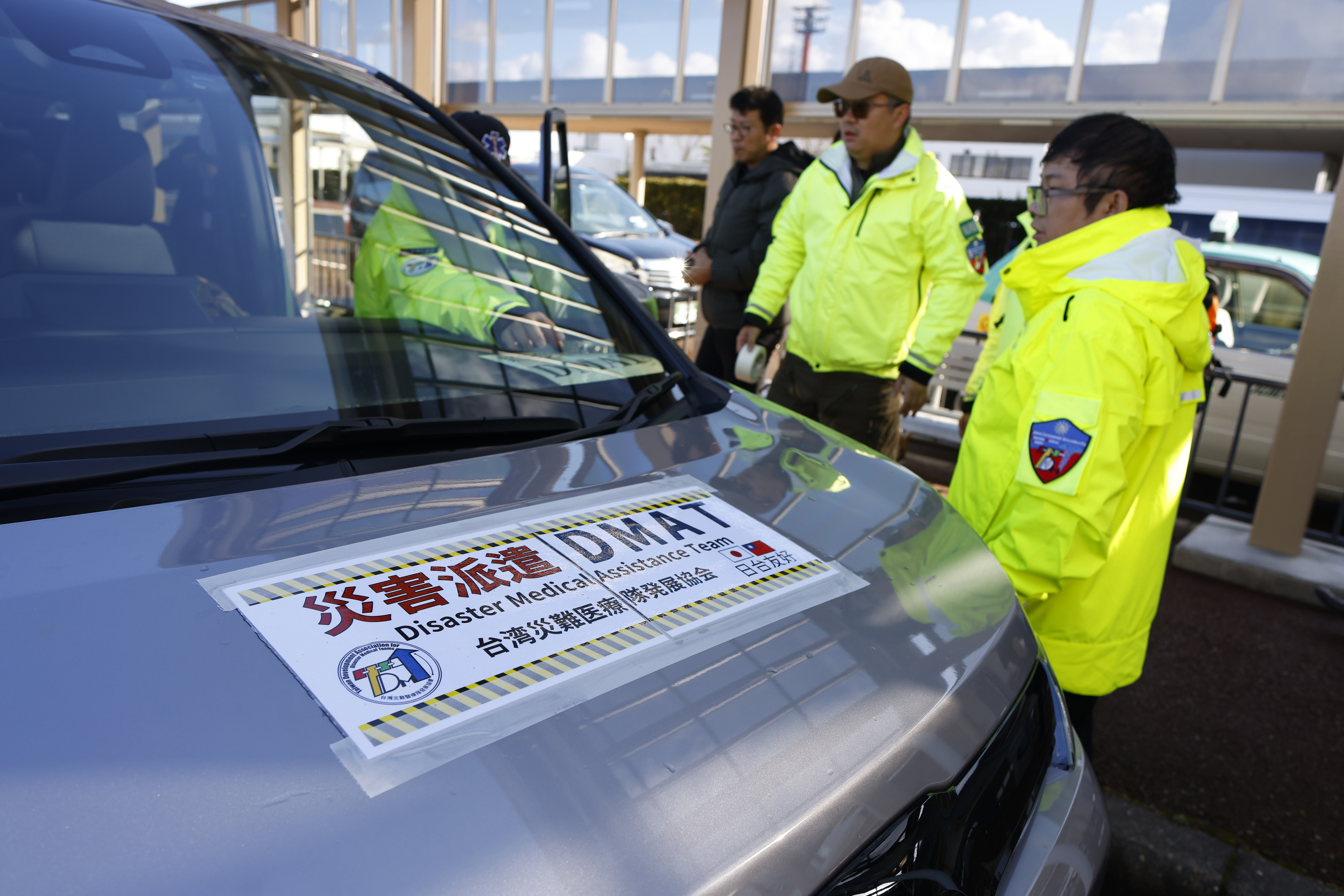 台災協會車上貼有「台日友好」貼紙。