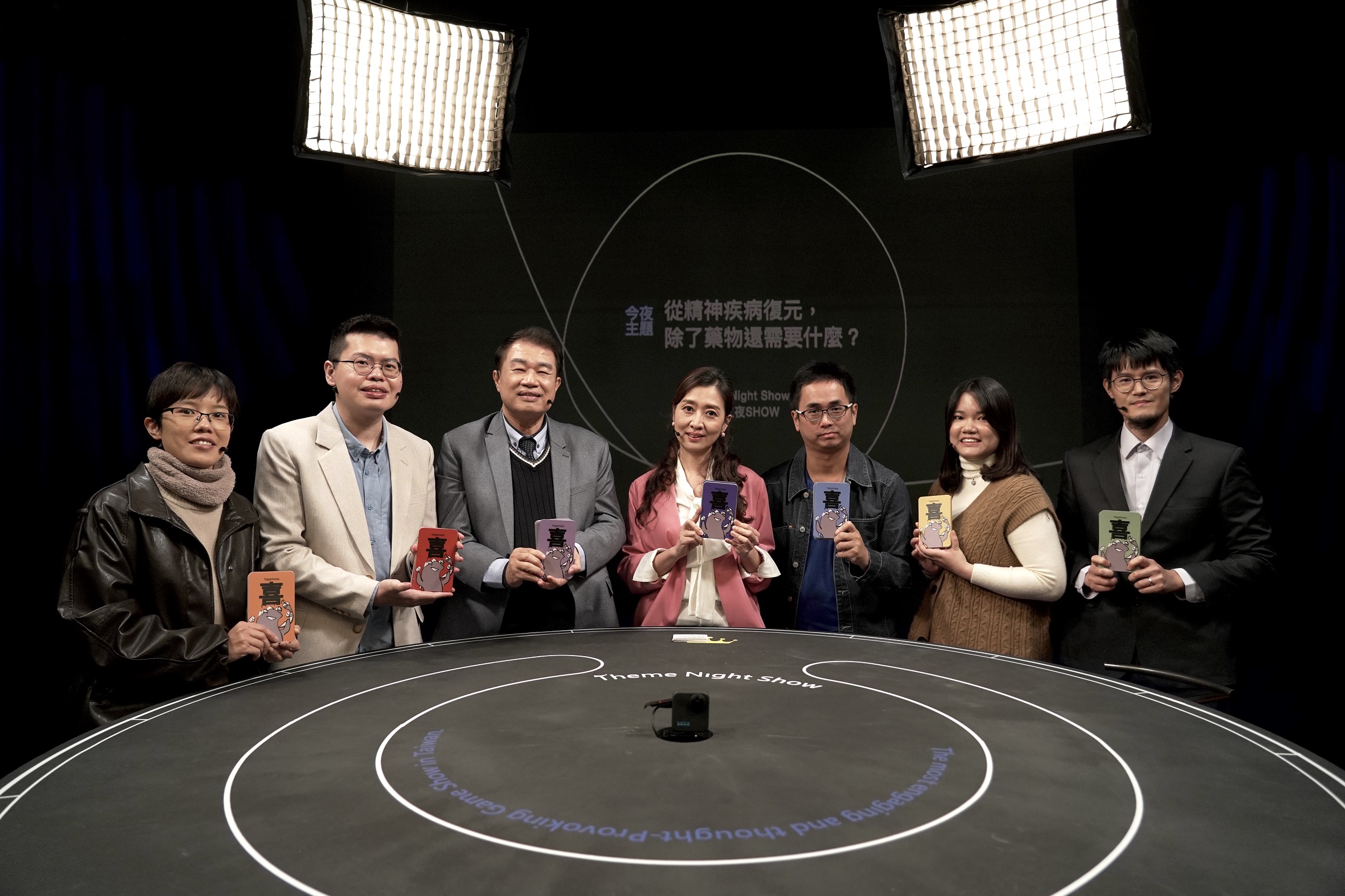 本週五《公視主題之夜SHOW》主題論壇由鄧惠文主持(中)、邀請多位公民來賓共同探討精神疾病復元相關問題。（公視提供）