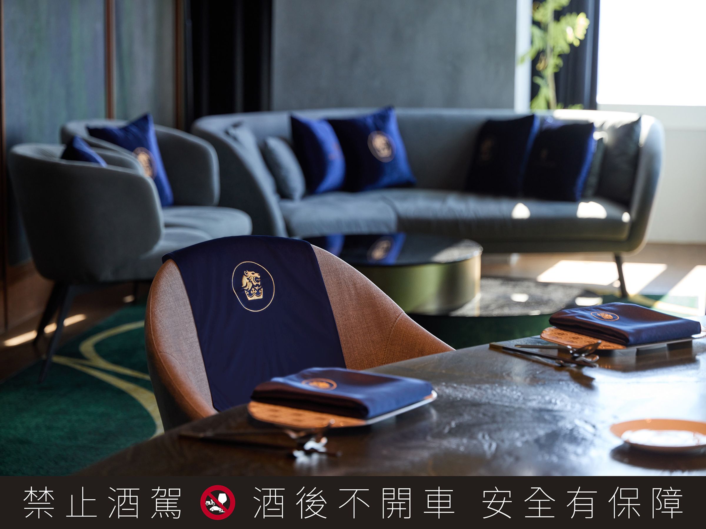 「皇家禮炮 尊榮包廂」透過風格獨具的上酒儀式與奢華佈置，讓席間綻放如鑽般的新奢鋒芒。