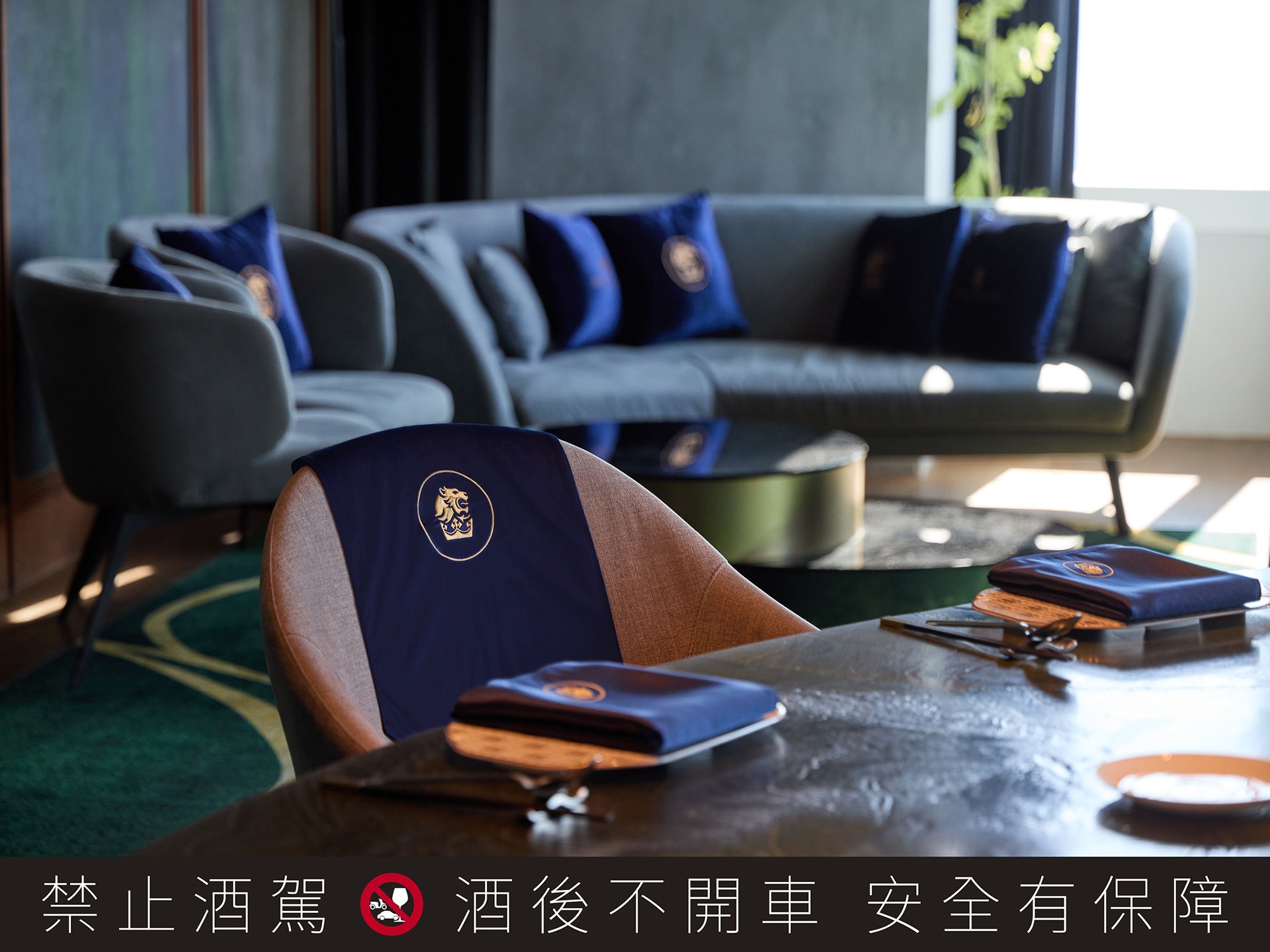 「皇家禮炮 尊榮包廂」透過風格獨具的上酒儀式與奢華佈置，讓席間綻放如鑽般的新奢鋒芒。