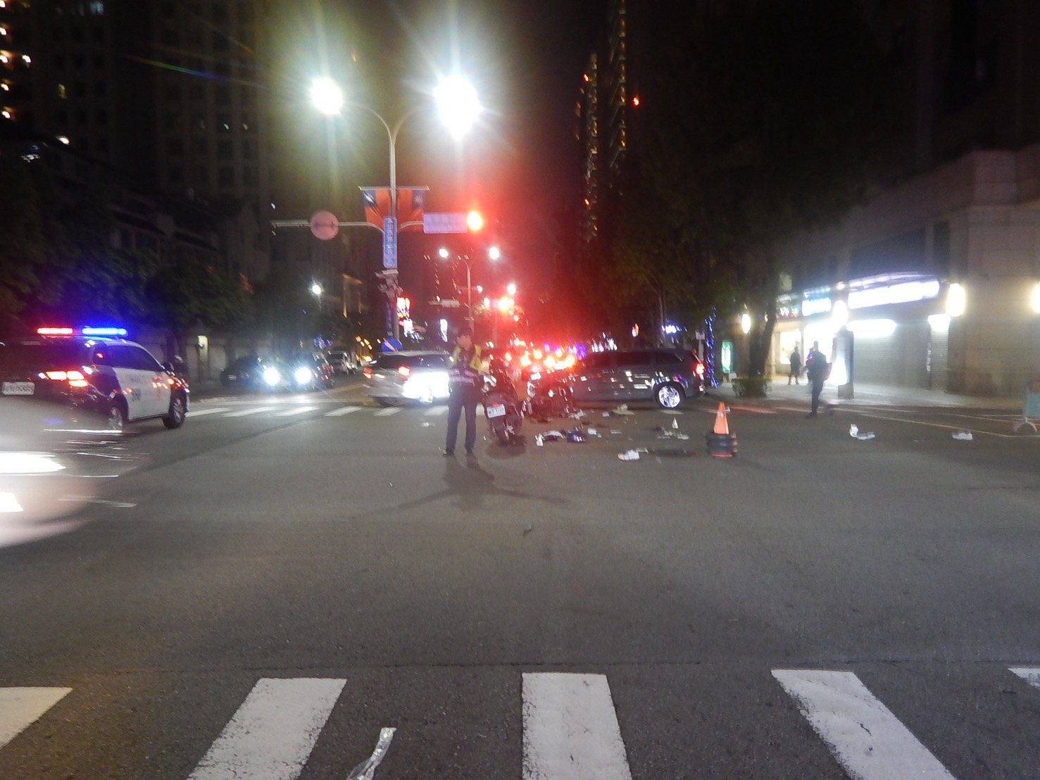 台中女駕駛疑闖紅燈猛撞2騎士，釀1死1傷悲劇。（警方提供）