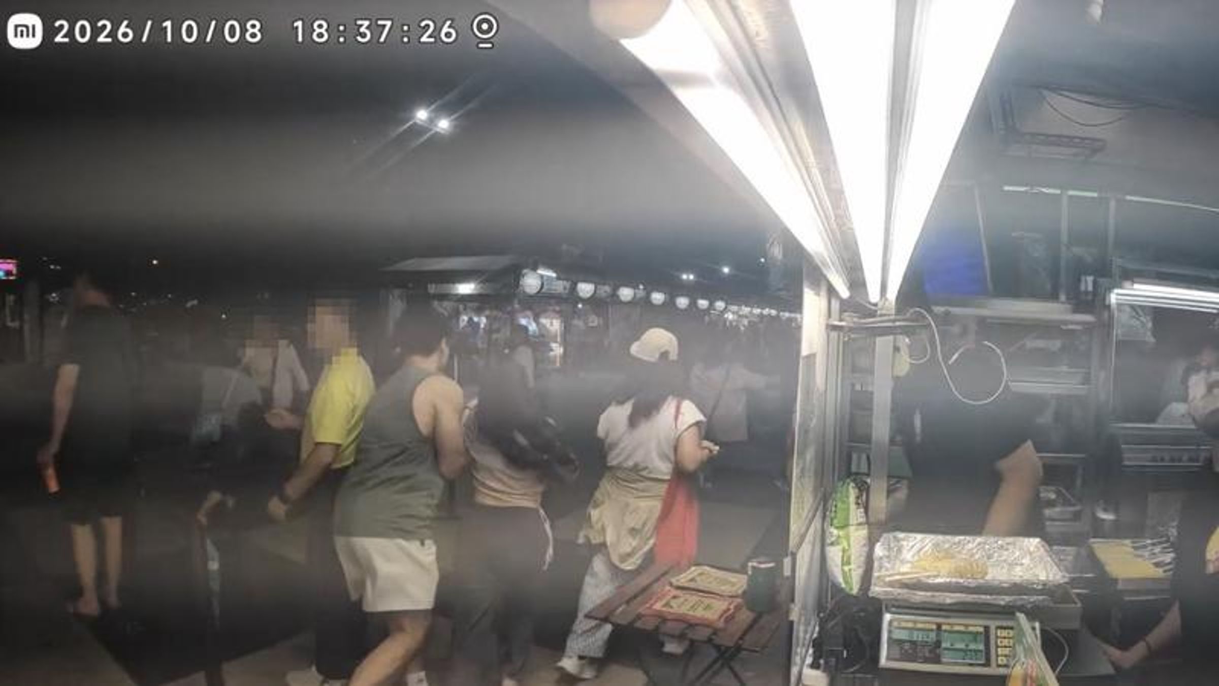 花蓮知名東大門夜市今（8日）晚間傳出有男子持刀追人。（翻攝畫面）