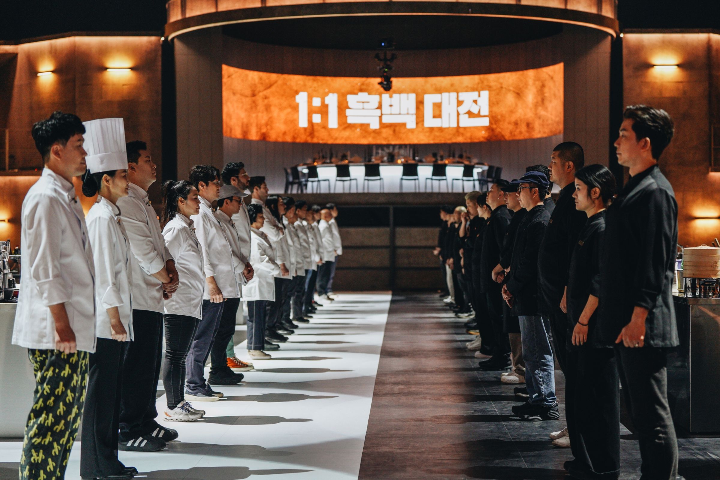 《黑白大廚:料理階級大戰》由100位「黑湯匙」與「白湯匙」的競爭模式為核心。(Netflix提供)