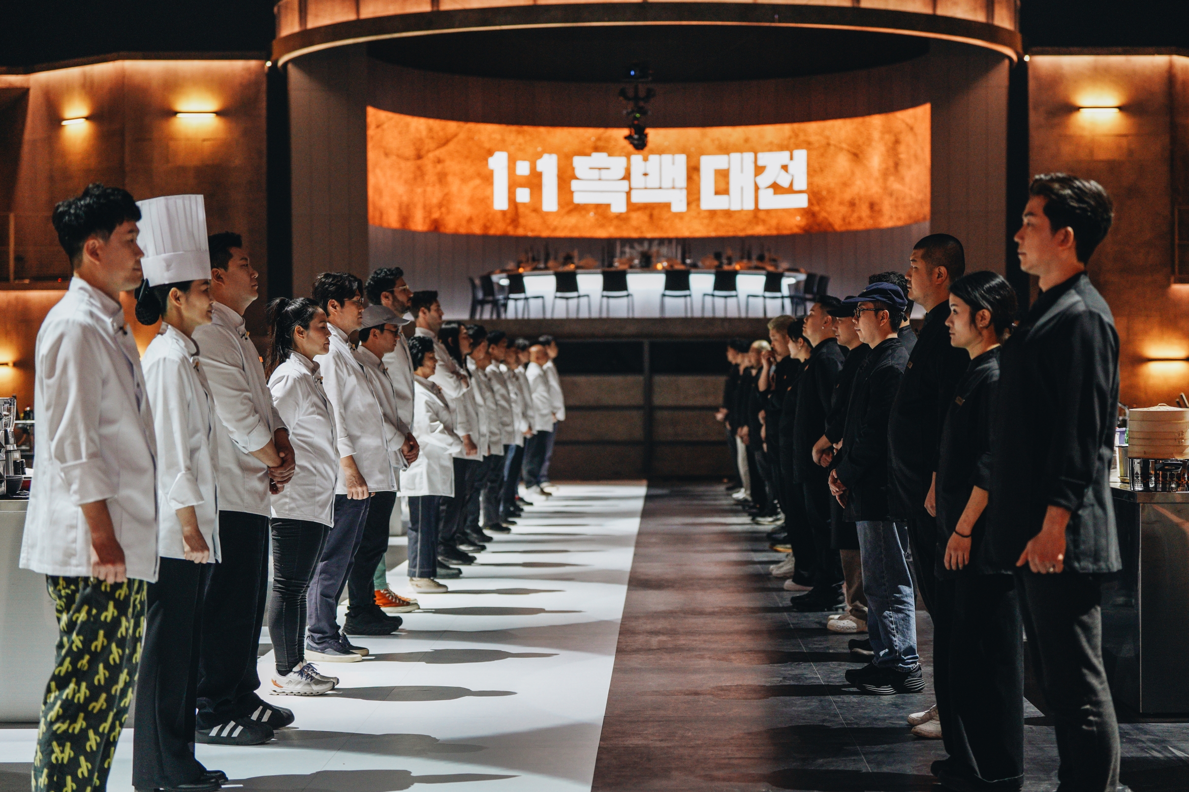 《黑白大廚:料理階級大戰》由100位「黑湯匙」與「白湯匙」的競爭模式為核心。(Netflix提供)