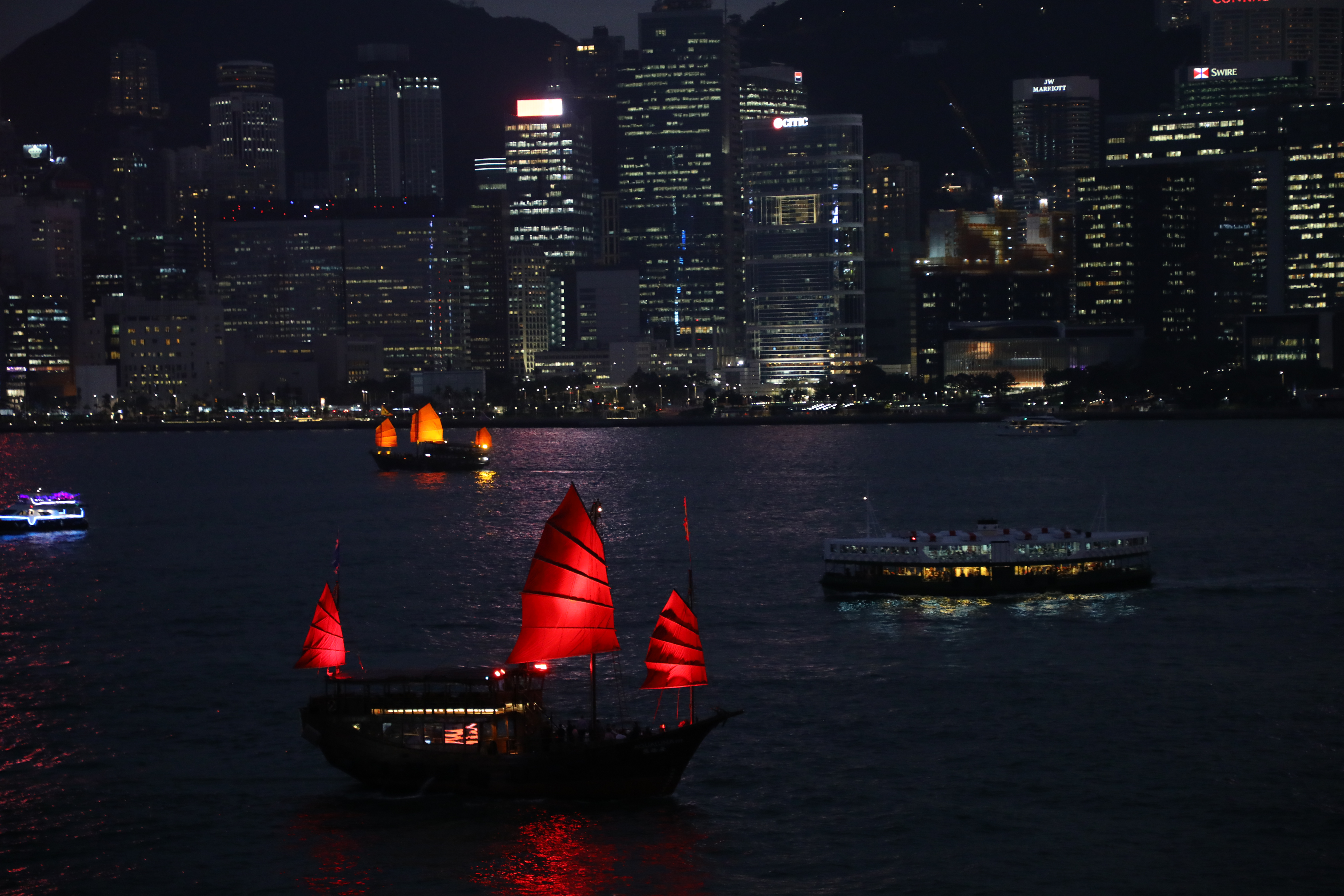 揚著香港經典紅帆的「張保仔」與「大張保」經典中式三桅帆船，絕對是維多利亞港中的「顯眼包」。