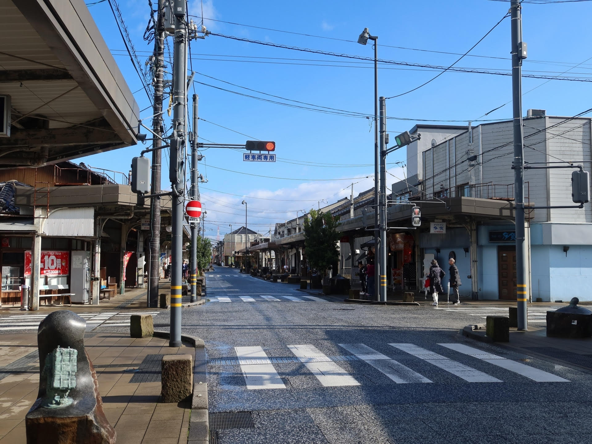 日本網友發現國外遊客愈來愈缺乏公德心，常無視交通號誌、亂闖車道，只為了拍美照。有網友發現照片中的女生都是台灣人。（示意圖，photoAC）