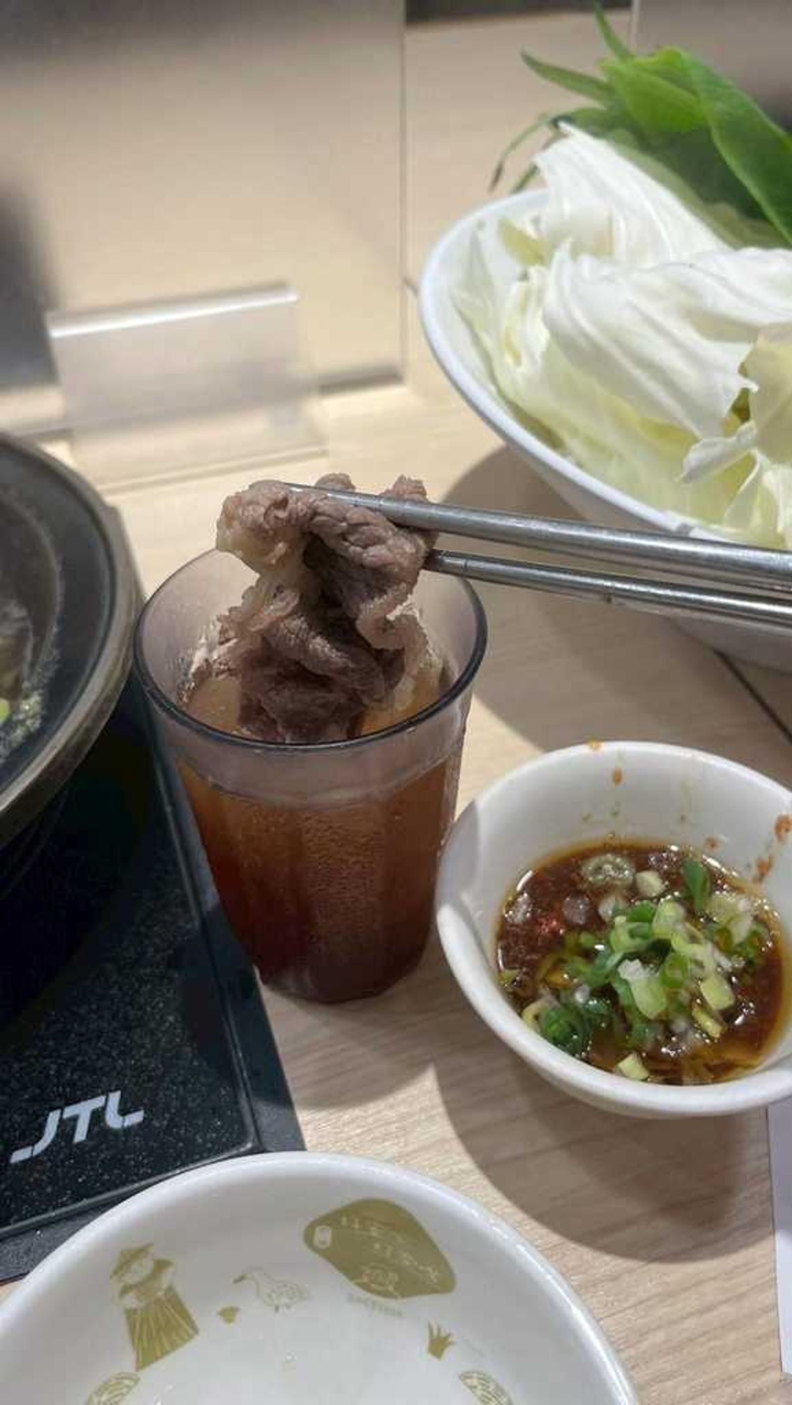 牛肉片沾「檸檬冬瓜冰沙」？石二鍋吃法怪到爆卻上癮。（翻攝自Dcard）