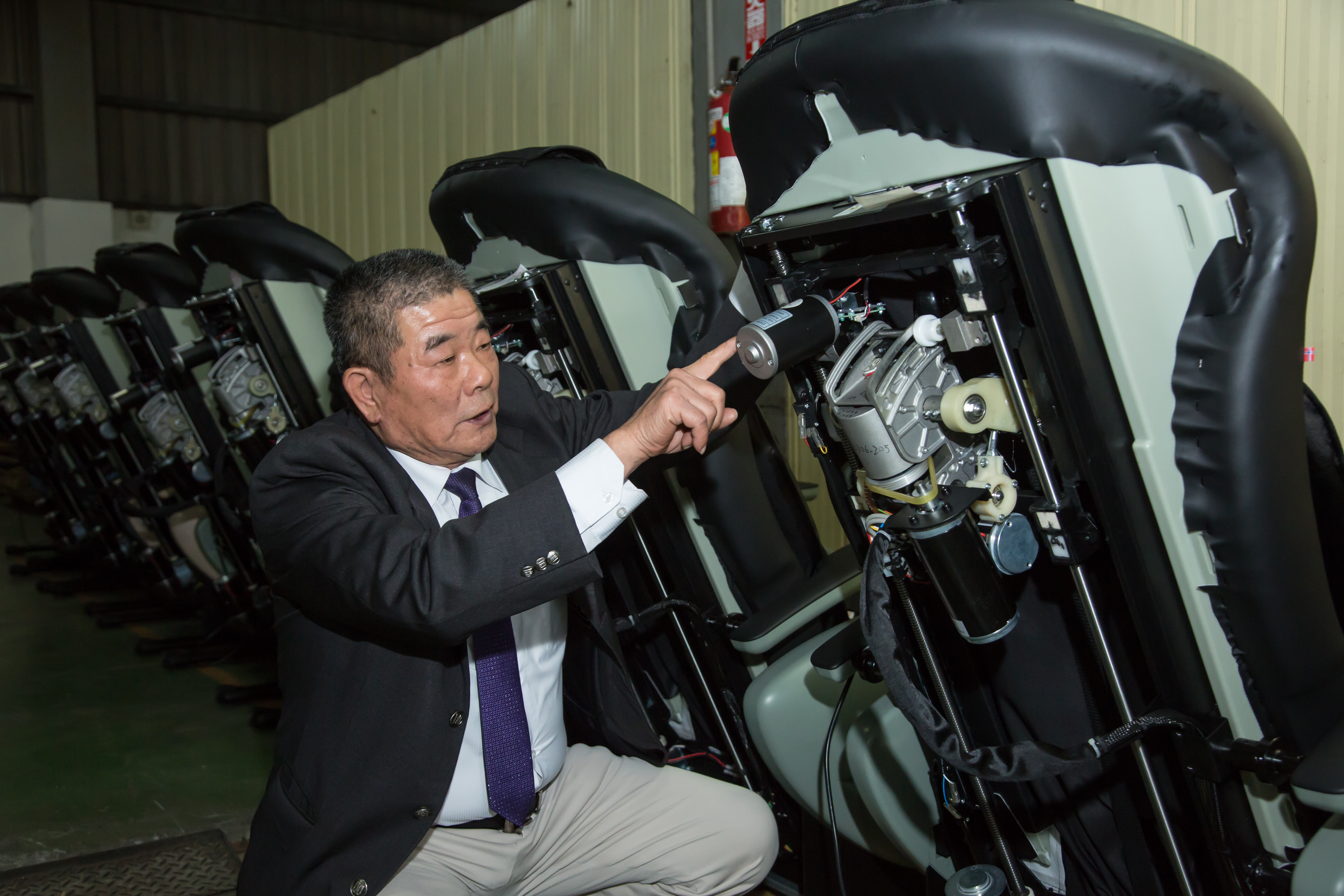 謝文旭從鐵工廠黑手出身，擅長五金加工，以5萬元創業成為台灣前三大按摩椅製造商。