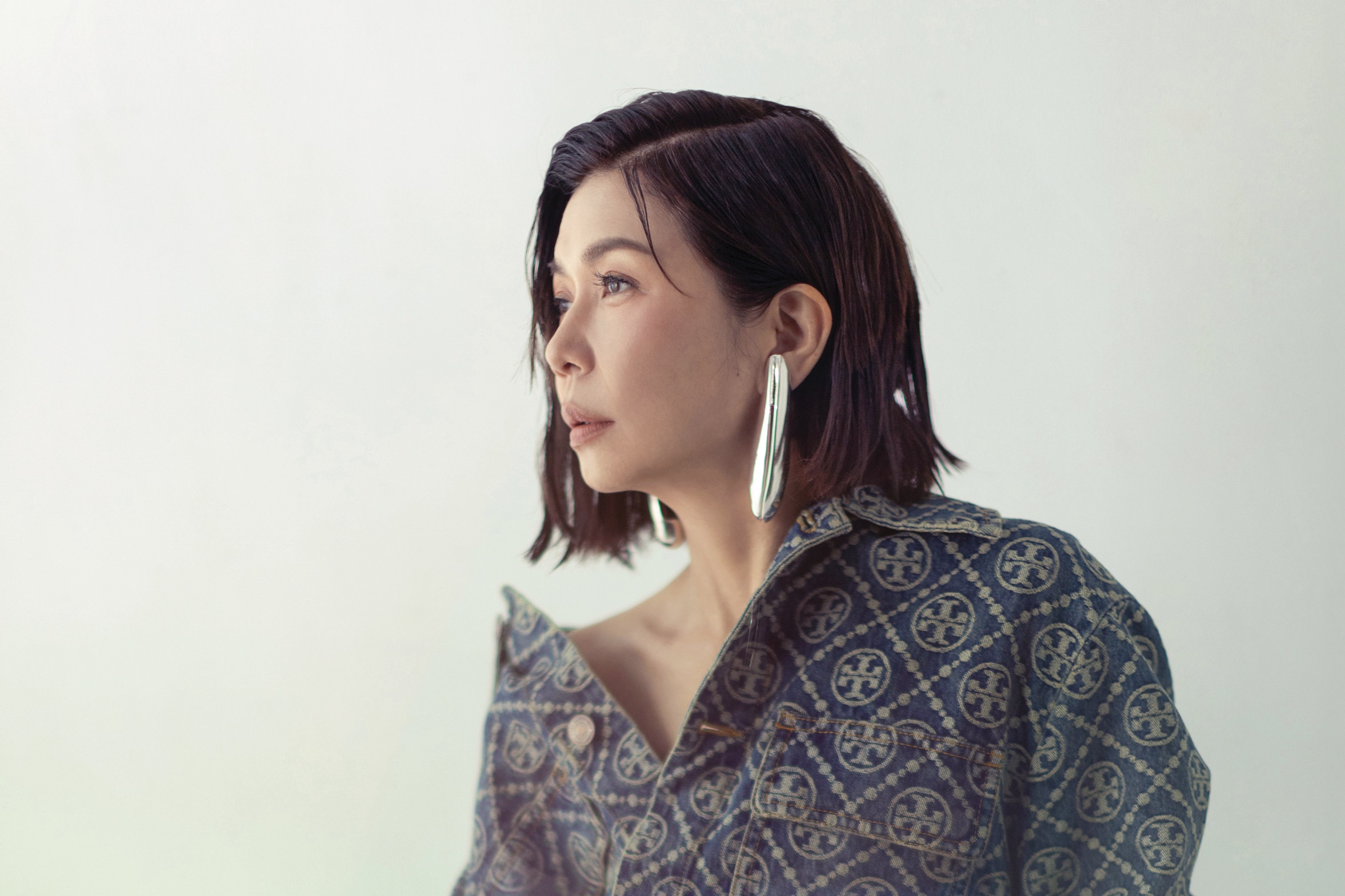 于子育解釋自己每天都會出包, 所以只要出錯了,就覺得今天過關了, 她學會接受自己會犯錯, 被大家看到也沒關係, 因為那是個過程。因為演了媽媽的角色受到歡迎, 大家都快要忘記 于子育還有更多的不同面向, 有時連她自己也料不到。