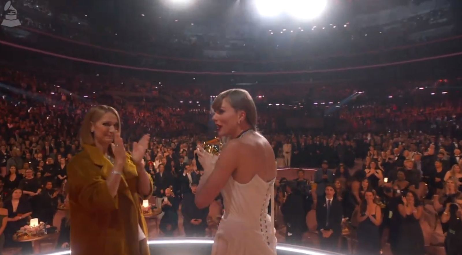 泰勒絲上台領獎時沒有正眼看向為她頒獎的席琳狄翁，引發批評。（圖／翻攝自X @RecordingAcad）