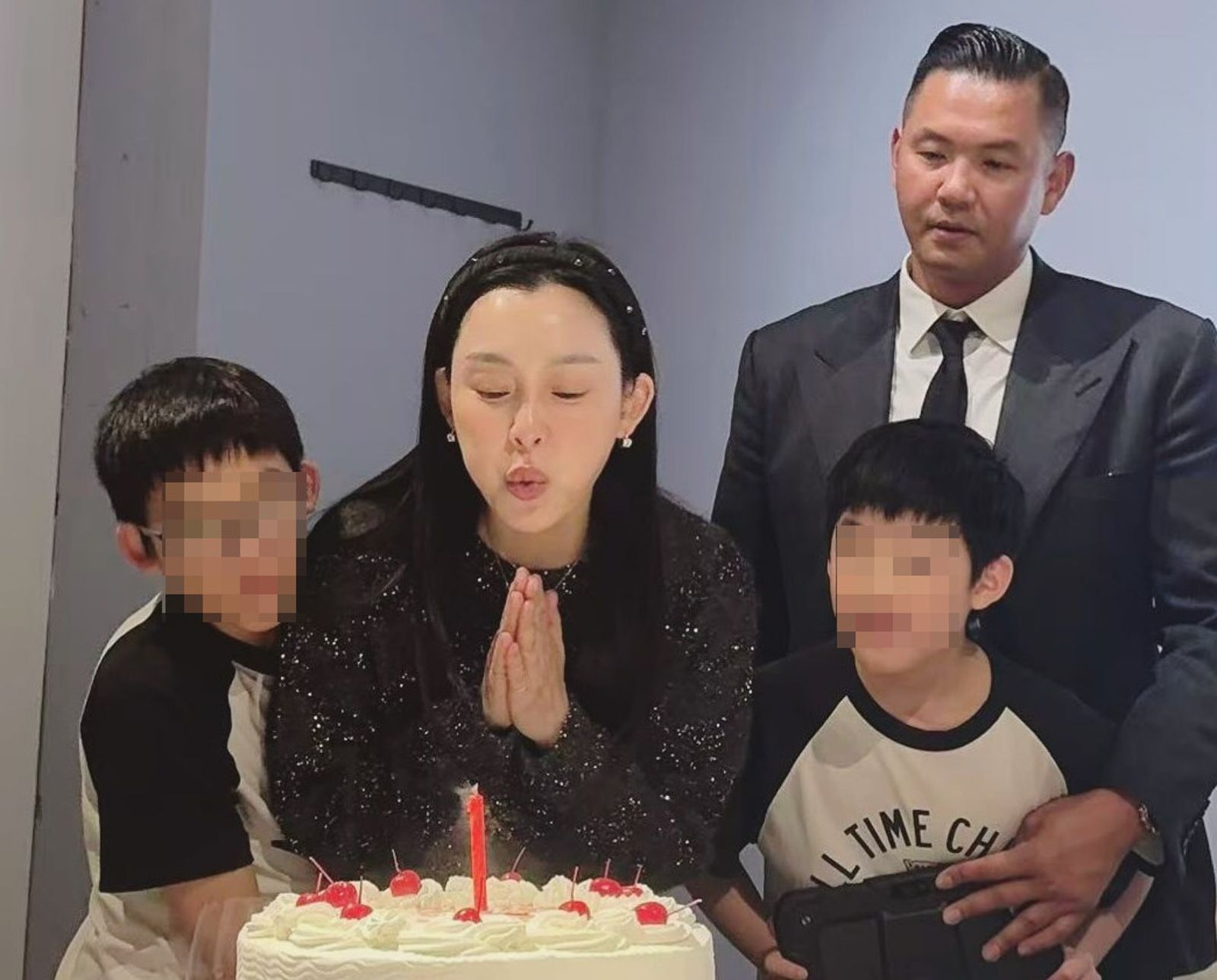 黑人、范范夫妻倆育有飛飛、翔翔二子，一家四口情感緊密。（翻攝自范瑋琪IG）