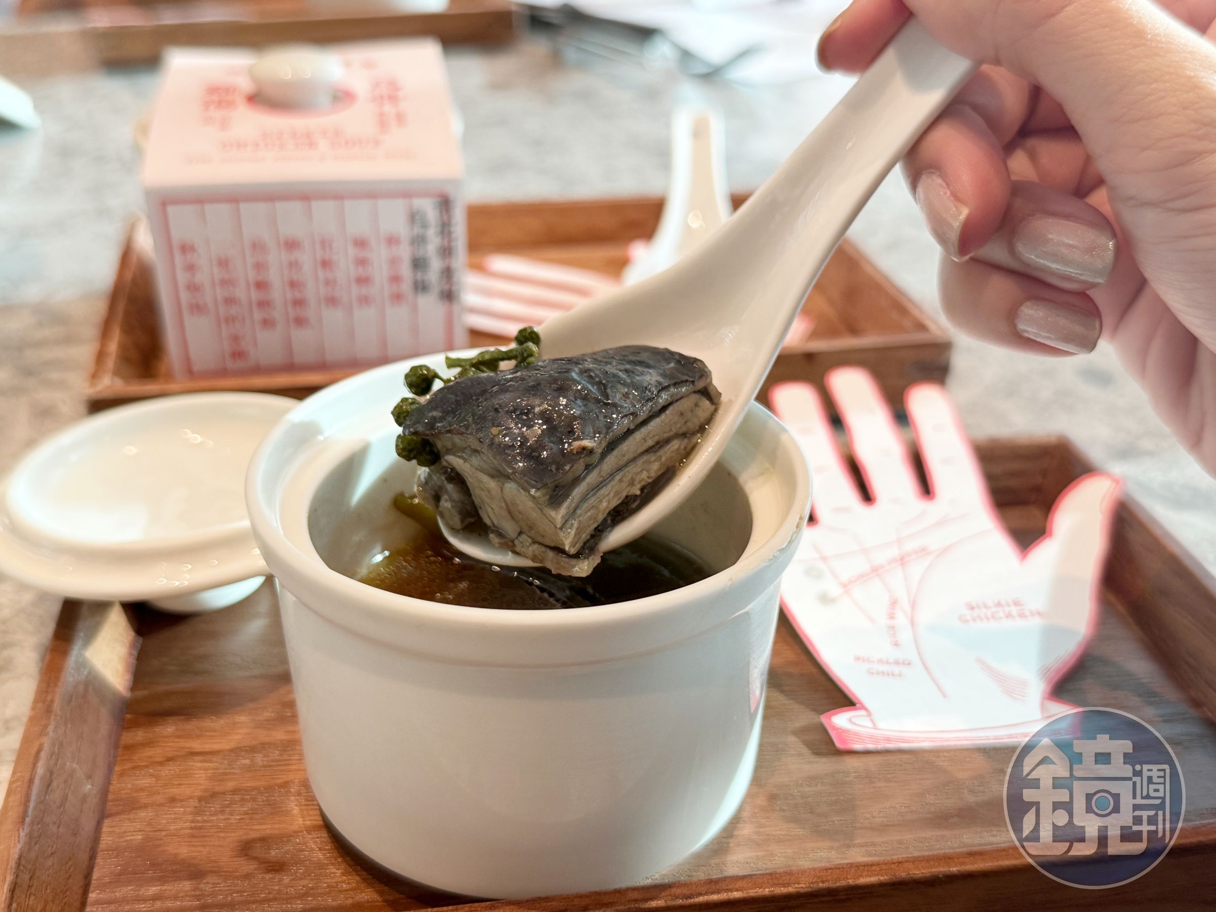 「青花剝皮椒烏骨雞湯」以老母雞湯加入剝皮辣椒、藤椒與青花椒，喝的是秋補也是家的味道。