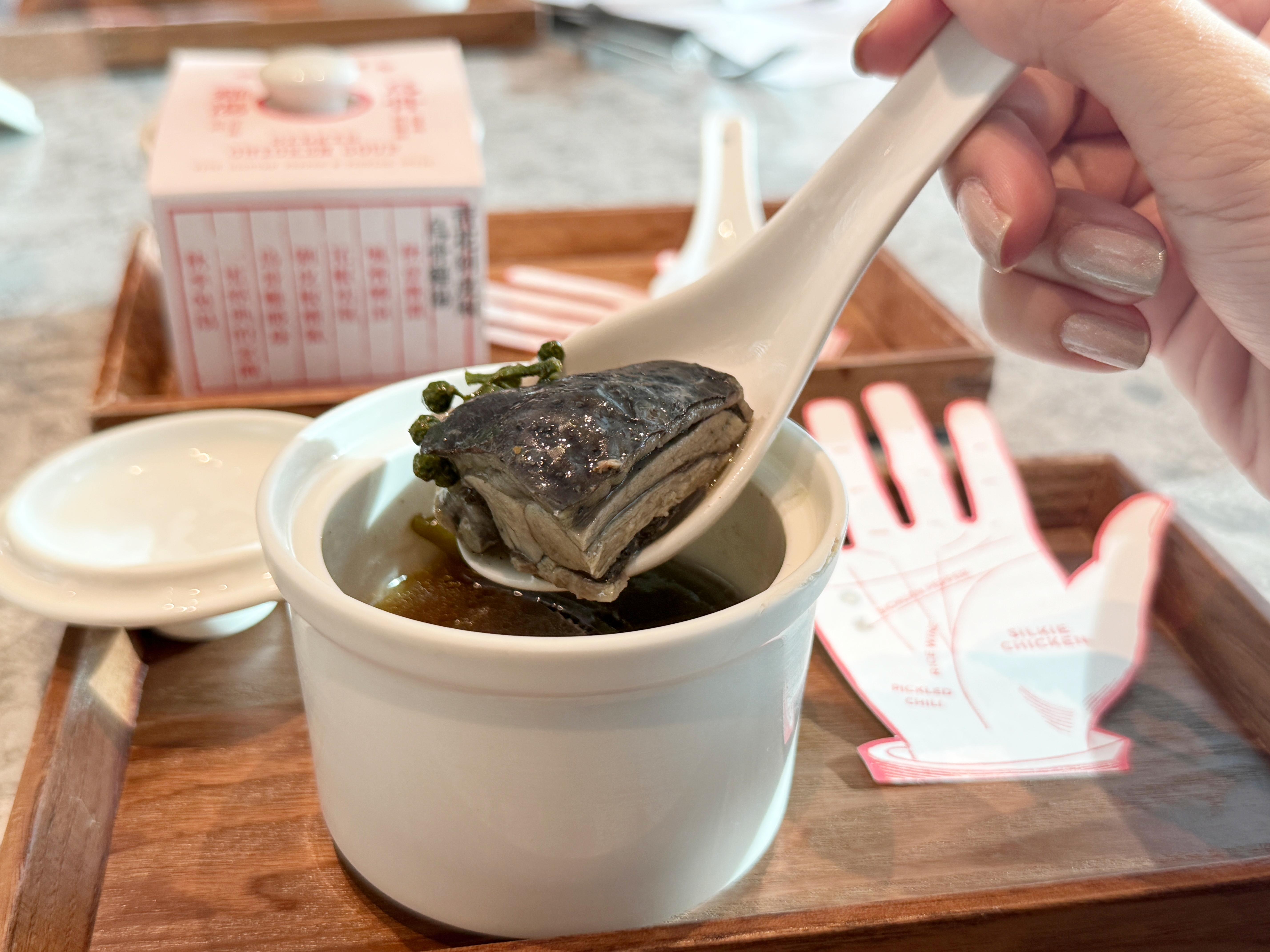 「青花剝皮椒烏骨雞湯」以老母雞湯加入剝皮辣椒、藤椒與青花椒,喝的是秋補也是家的味道。