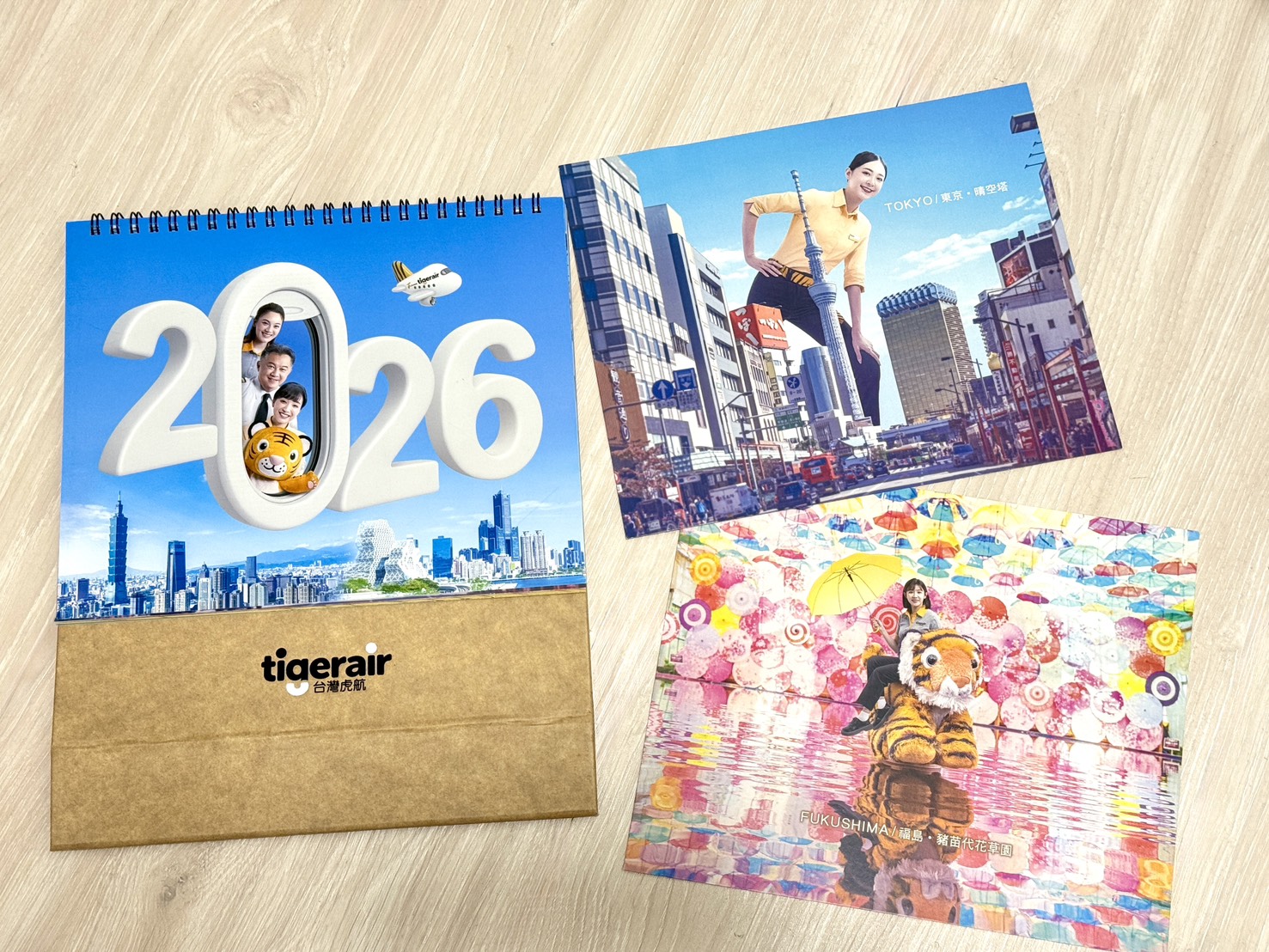 台灣虎航2026年桌曆,邀請到最能代表台灣虎航精神的各單位同仁們擔任桌曆主角,搭配虎航豐富航點的旅遊特色為背景,以員工的真誠笑容伴虎迷一整年。(虎航提供)