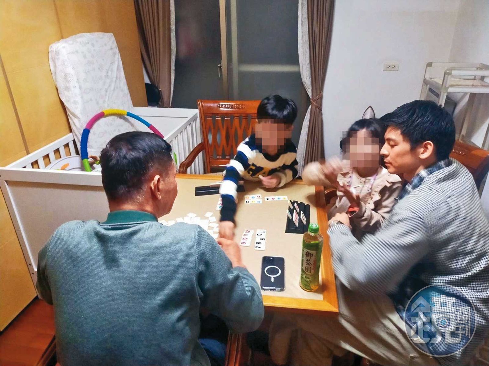 林柏宏(右1)大學時期曾當四叔(左1)兒子的家教,雙方關係緊密。(讀者提供)