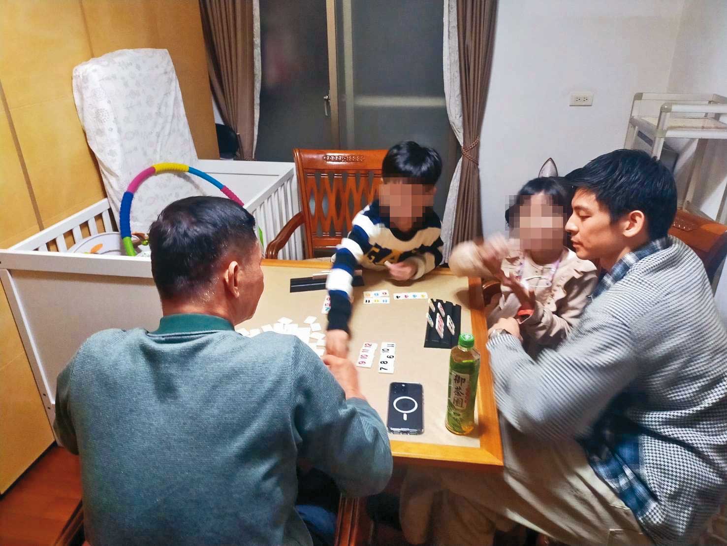 林柏宏（右1）大學時期曾當四叔（左1）兒子的家教，雙方關係緊密。（讀者提供）