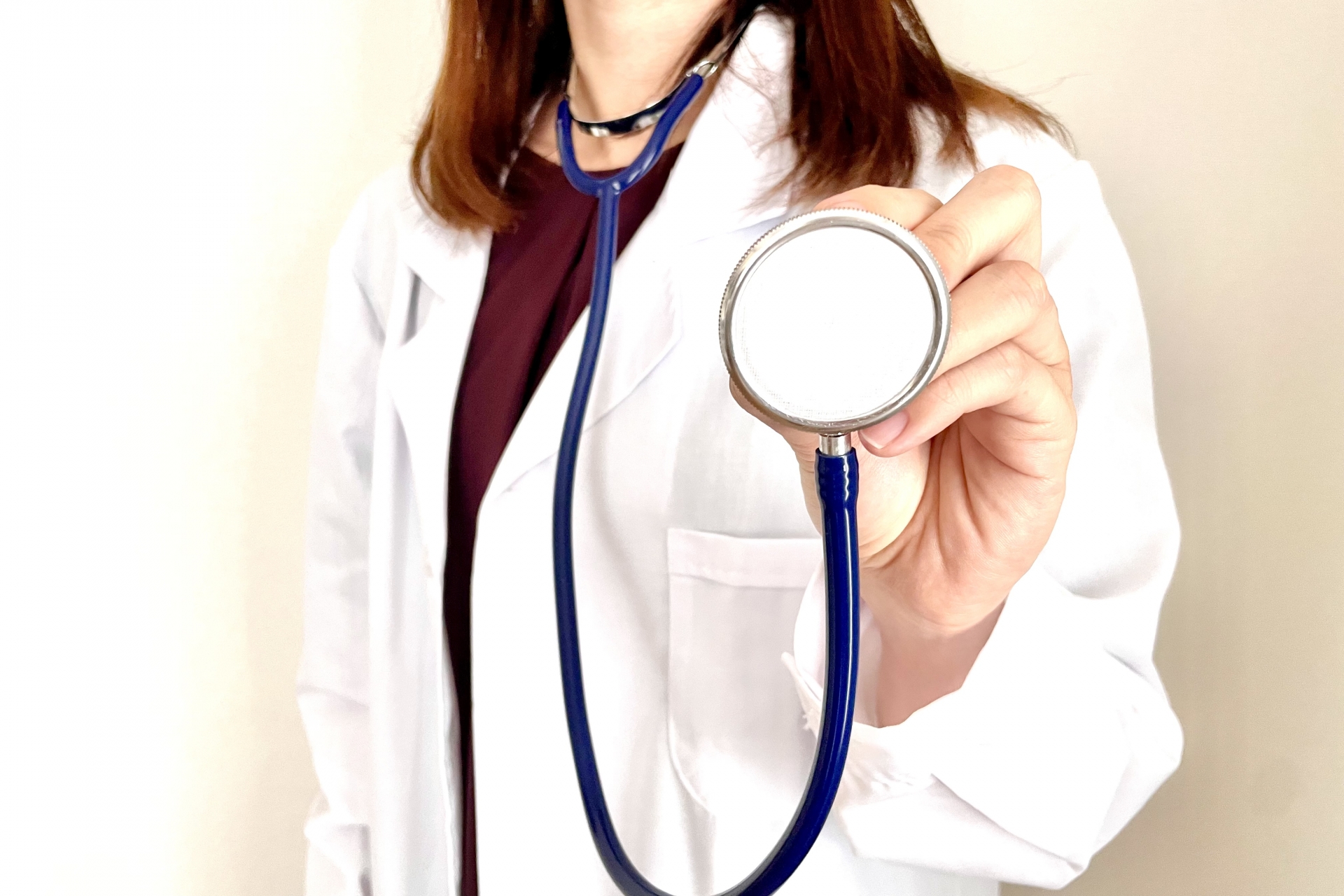 醫師趙汝威透露醫界薪水行情，一般名氣響亮的主治醫生等資深醫師每月收入可達30萬至50萬元。（示意圖，photoAC）
